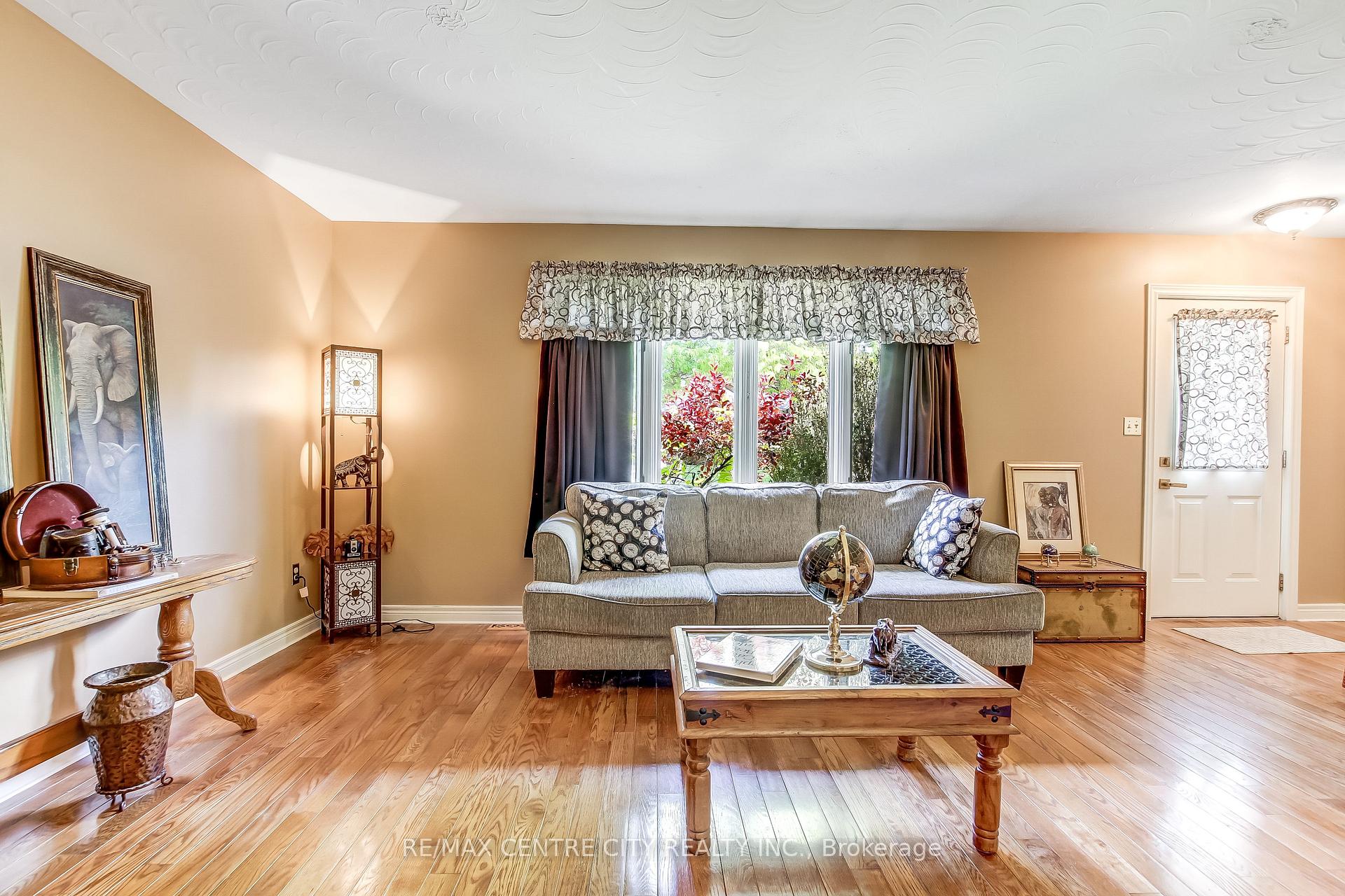11 Willow Street, St. Thomas — photo 3 of 5