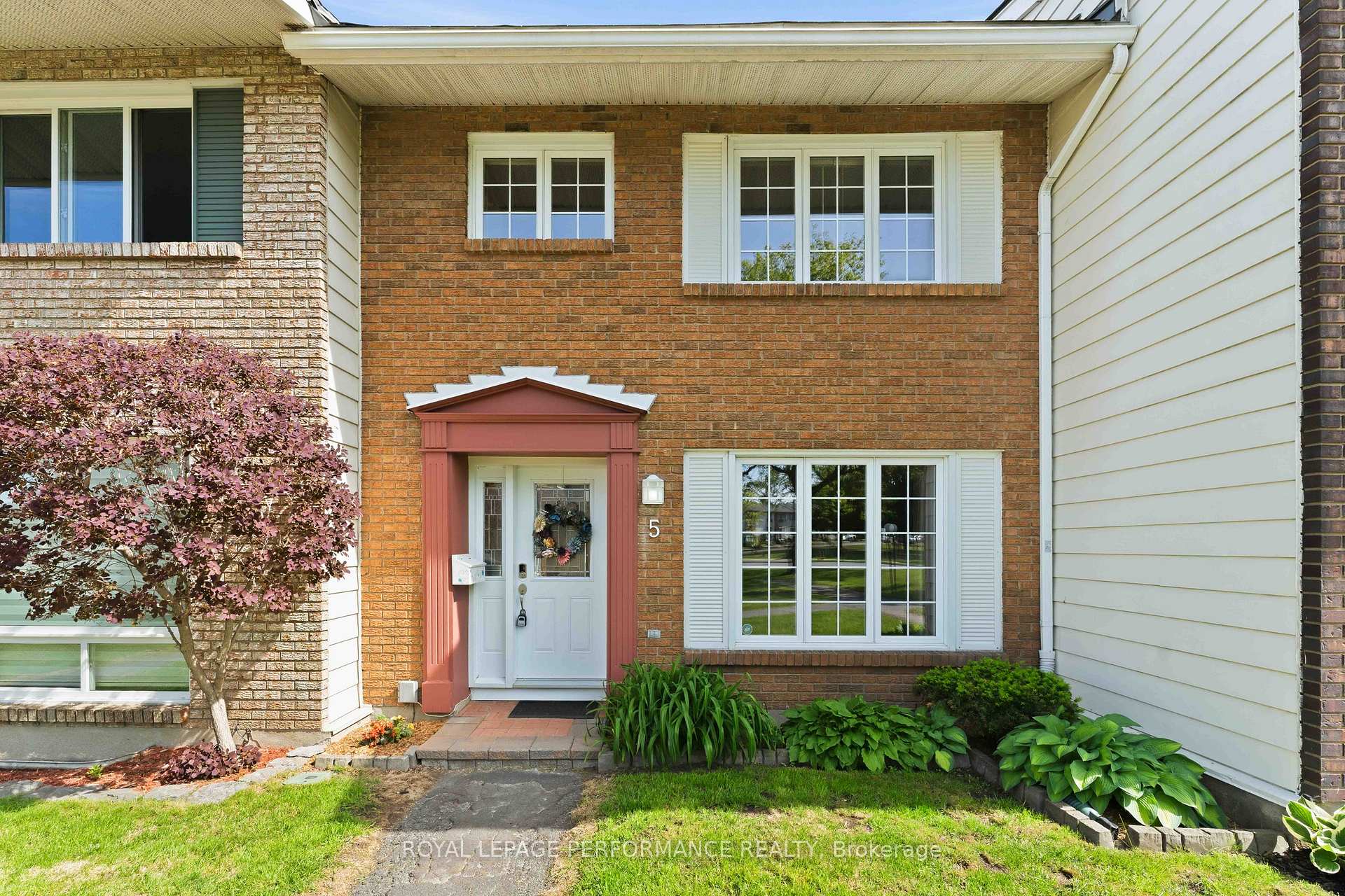 2051 Jasmine Crescent 5, Beacon Hill North - South and Area — photo 2 of 5