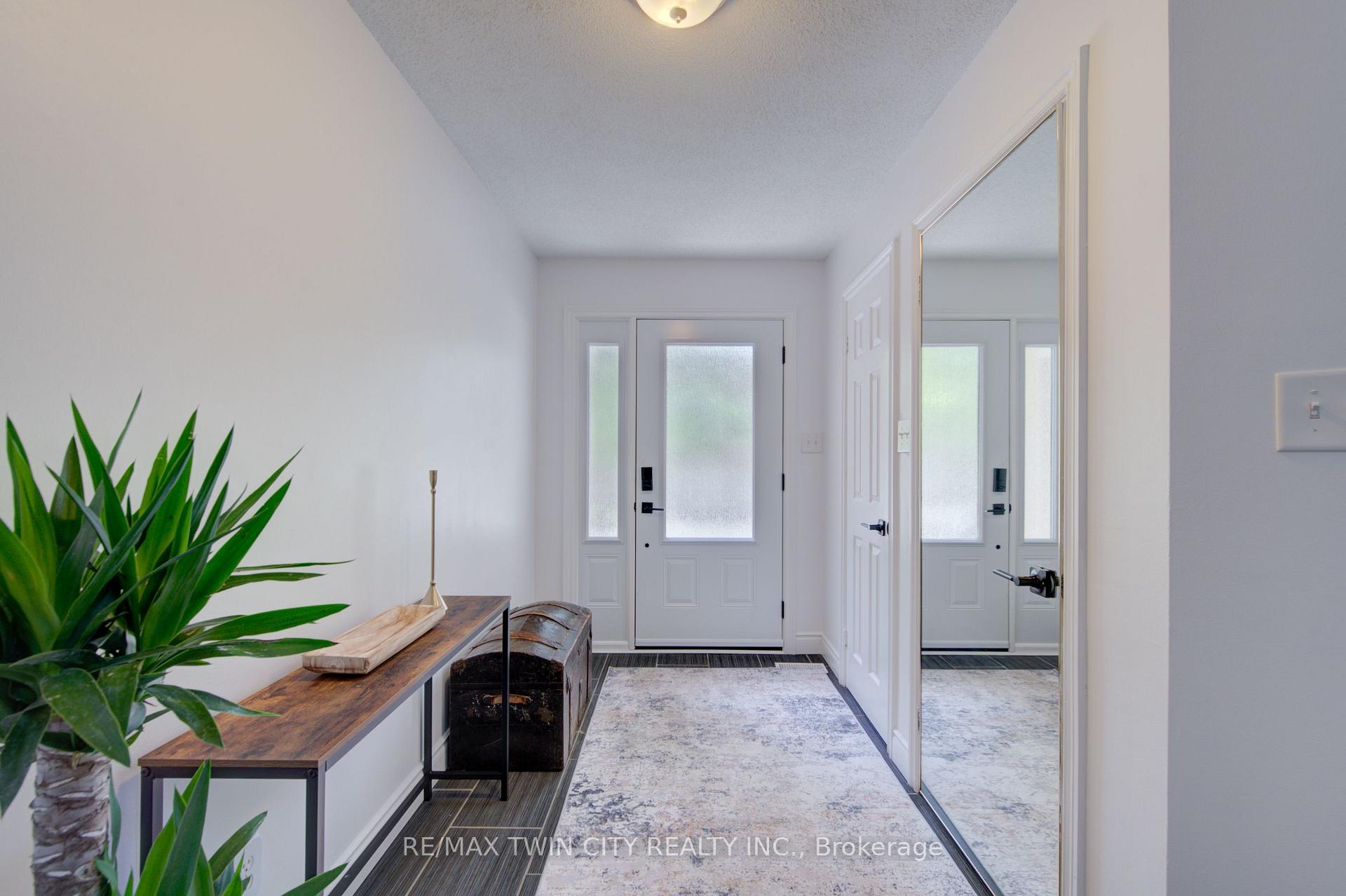 375 Holiday Inn Drive 9, Cambridge — photo 3 of 5