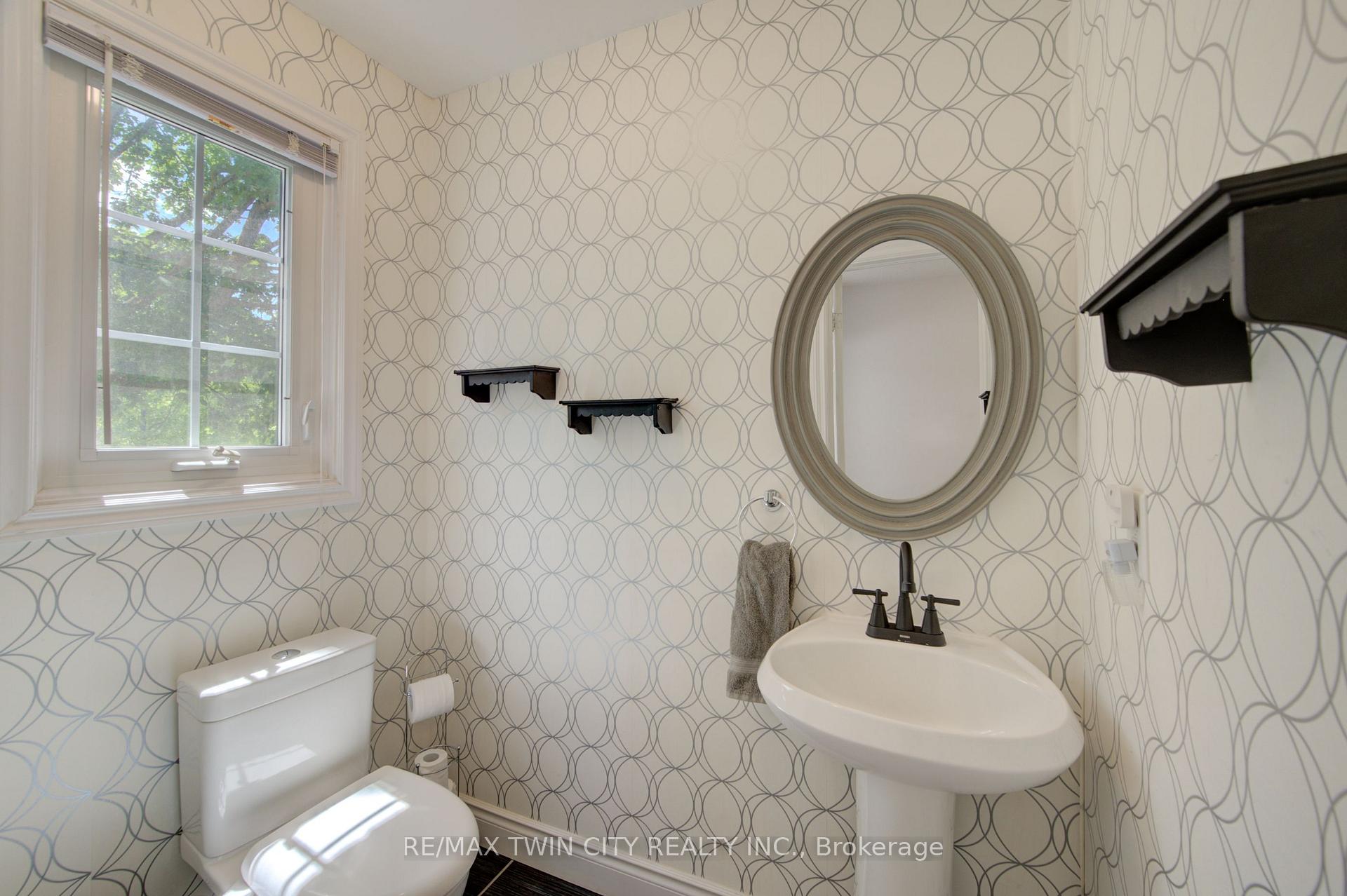 375 Holiday Inn Drive 9, Cambridge — photo 4 of 5