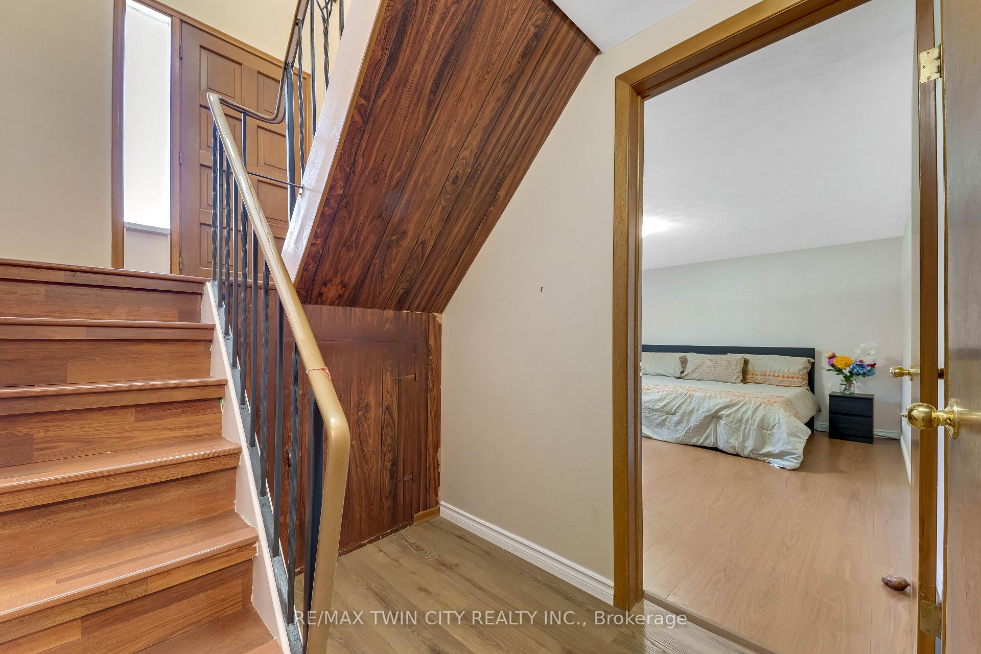 402 Lakeview Drive, Waterloo — photo 3 of 5