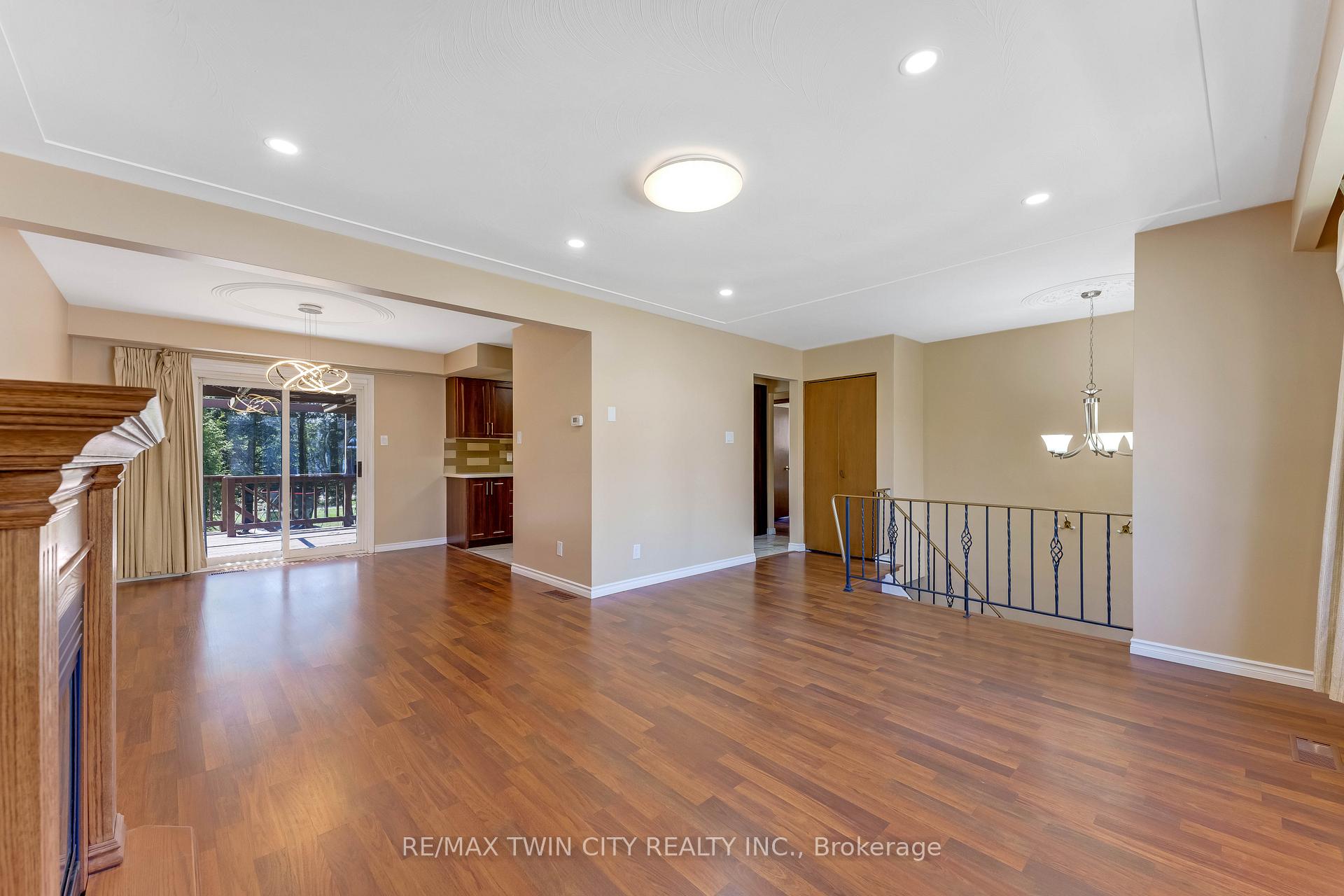 402 Lakeview Drive, Waterloo — photo 4 of 5