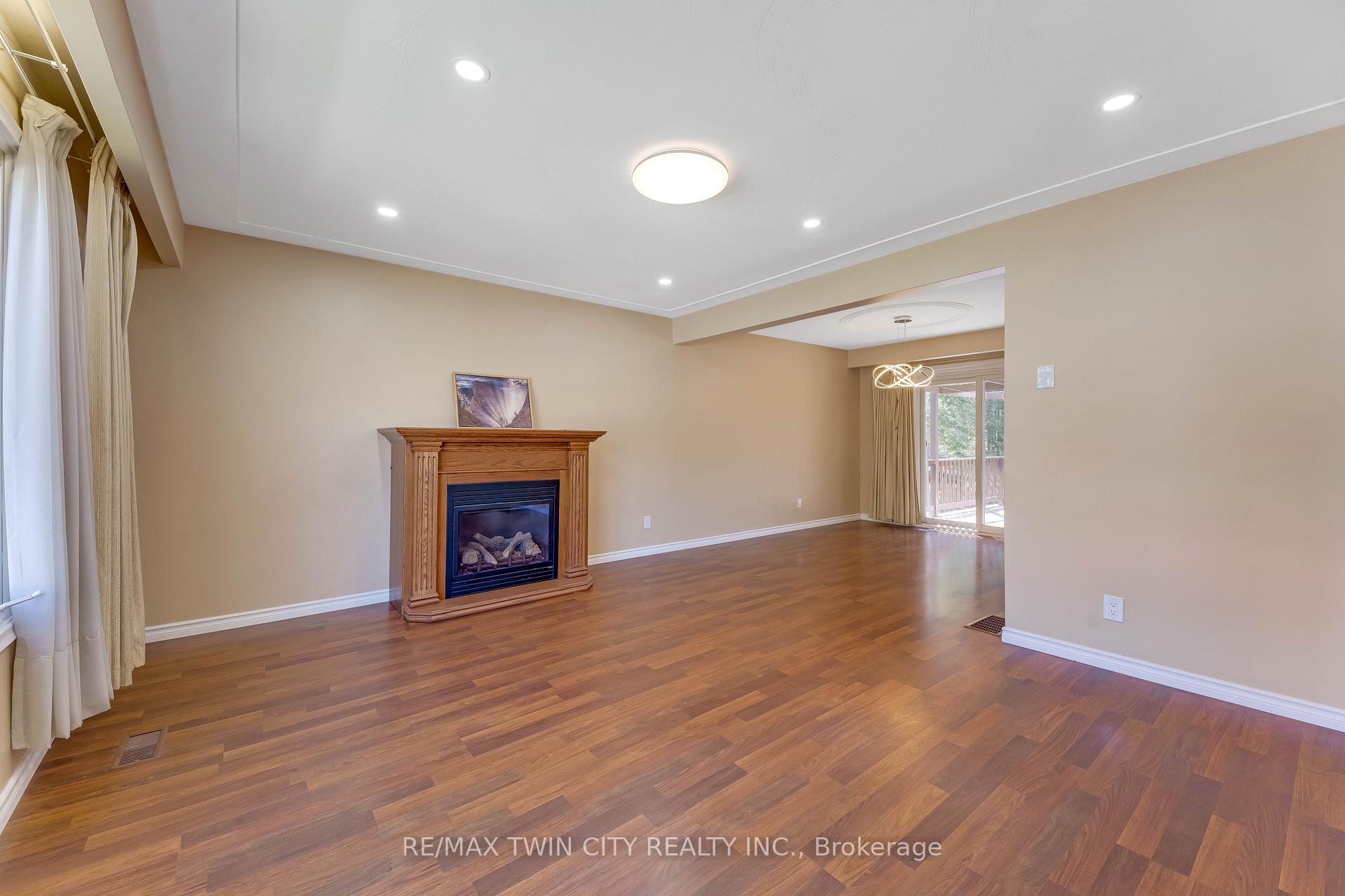 402 Lakeview Drive, Waterloo — photo 5 of 5