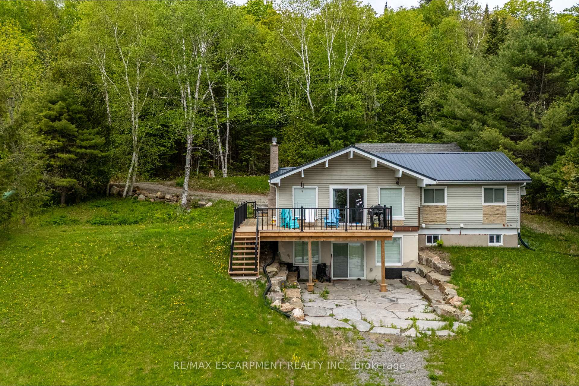 1056 Inawendawin Road, Lake of Bays — photo 2 of 5