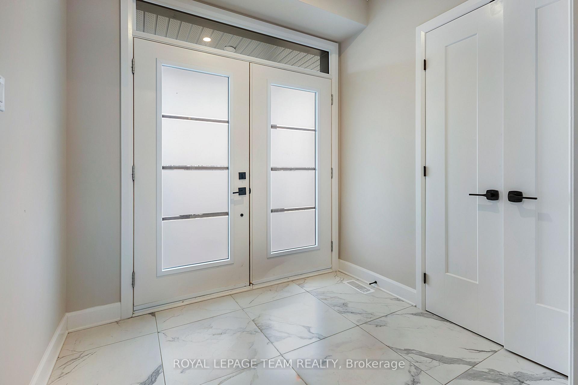 737 Gamble Drive, Russell — photo 3 of 5