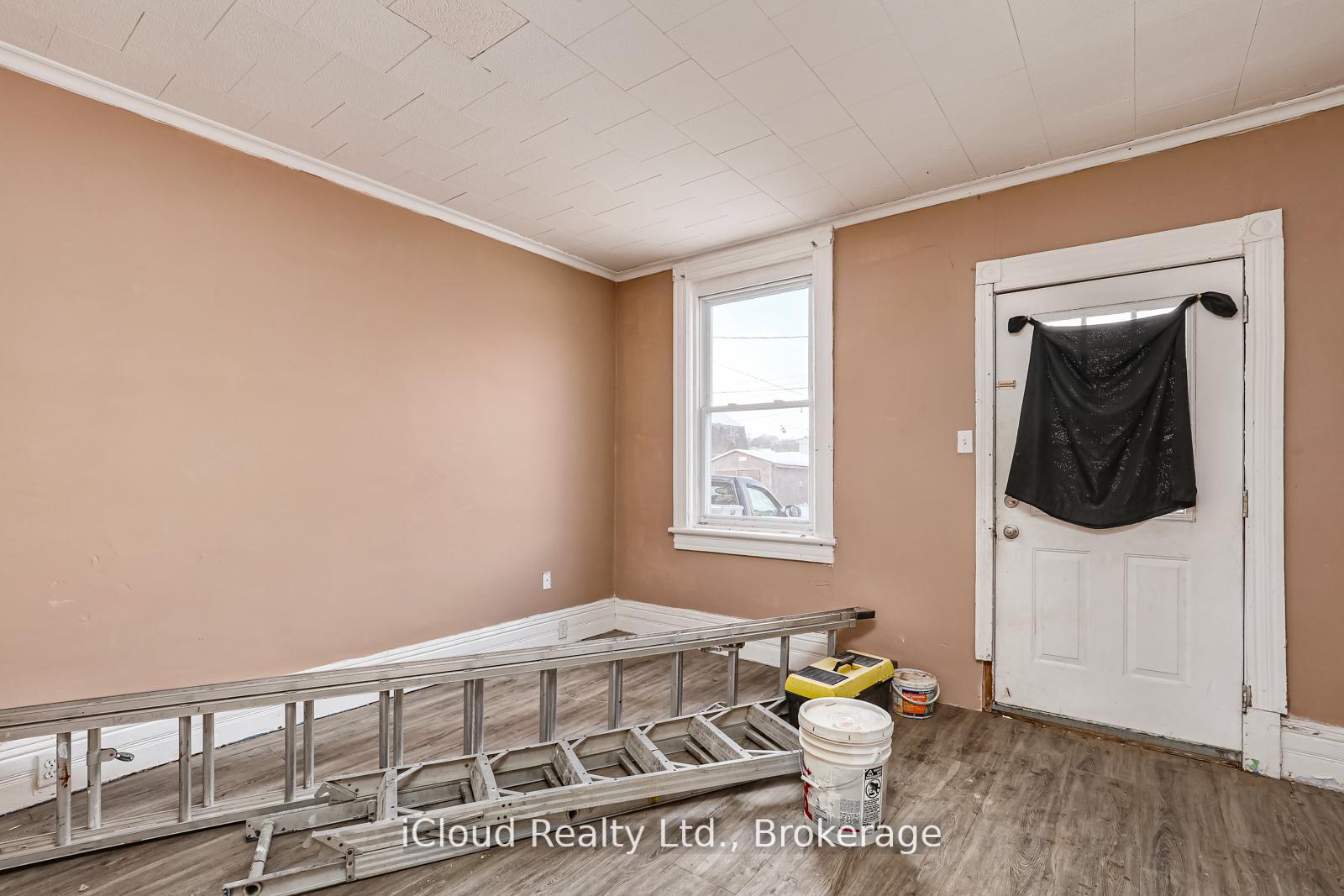 1083 3rd A Avenue E, Owen Sound — photo 3 of 5