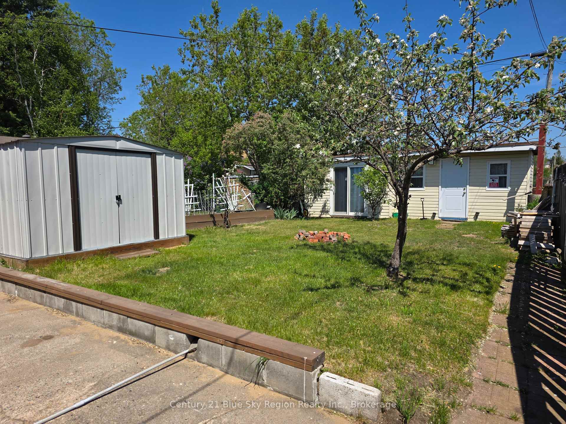 412 KING Street W, North Bay — photo 3 of 5