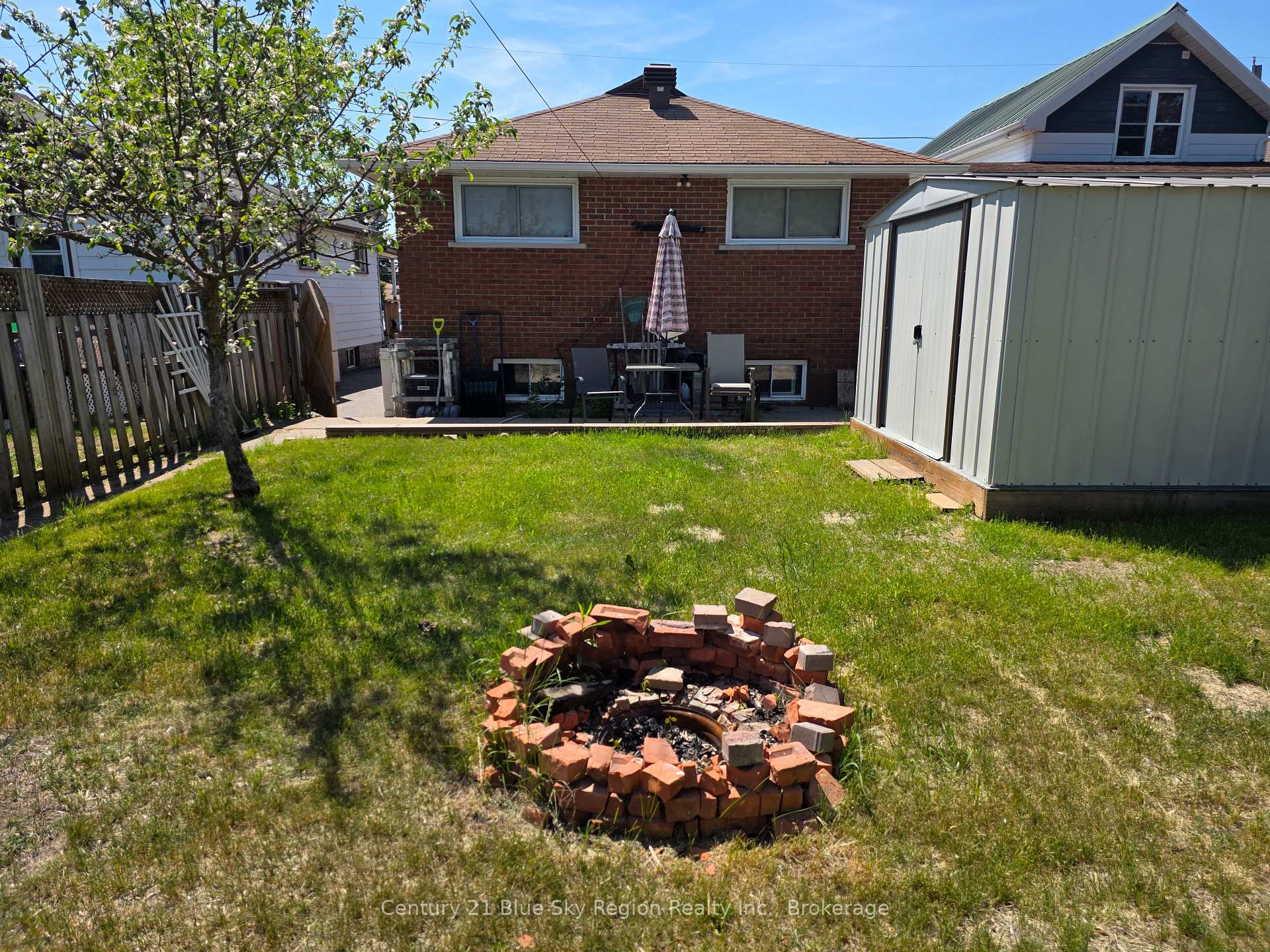 412 KING Street W, North Bay — photo 4 of 5