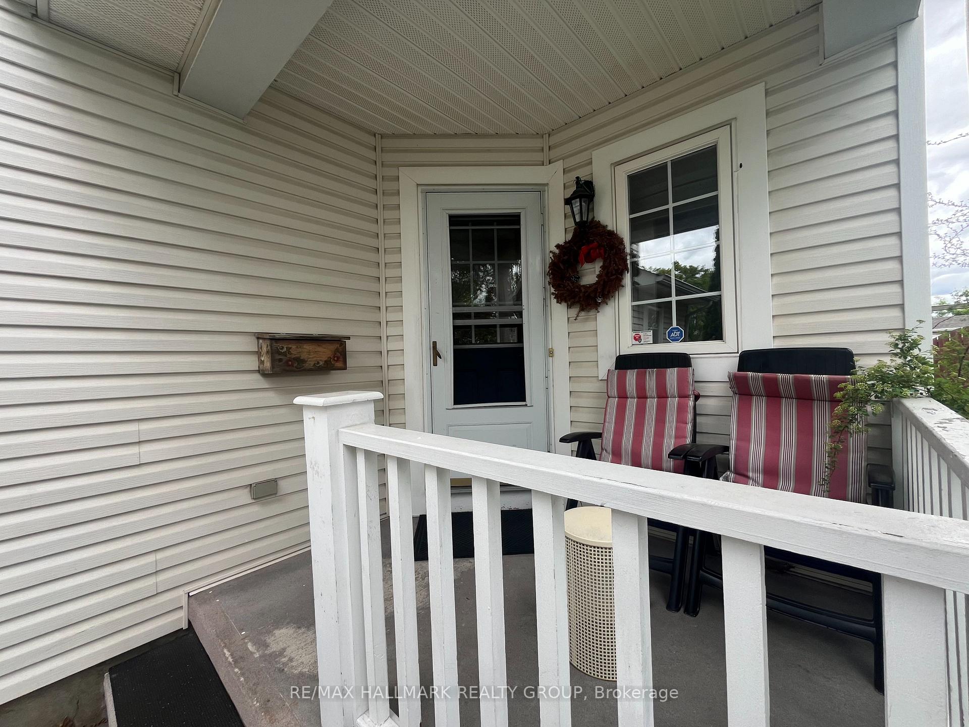827 Como Crescent, Orleans - Cumberland and Area — photo 3 of 5