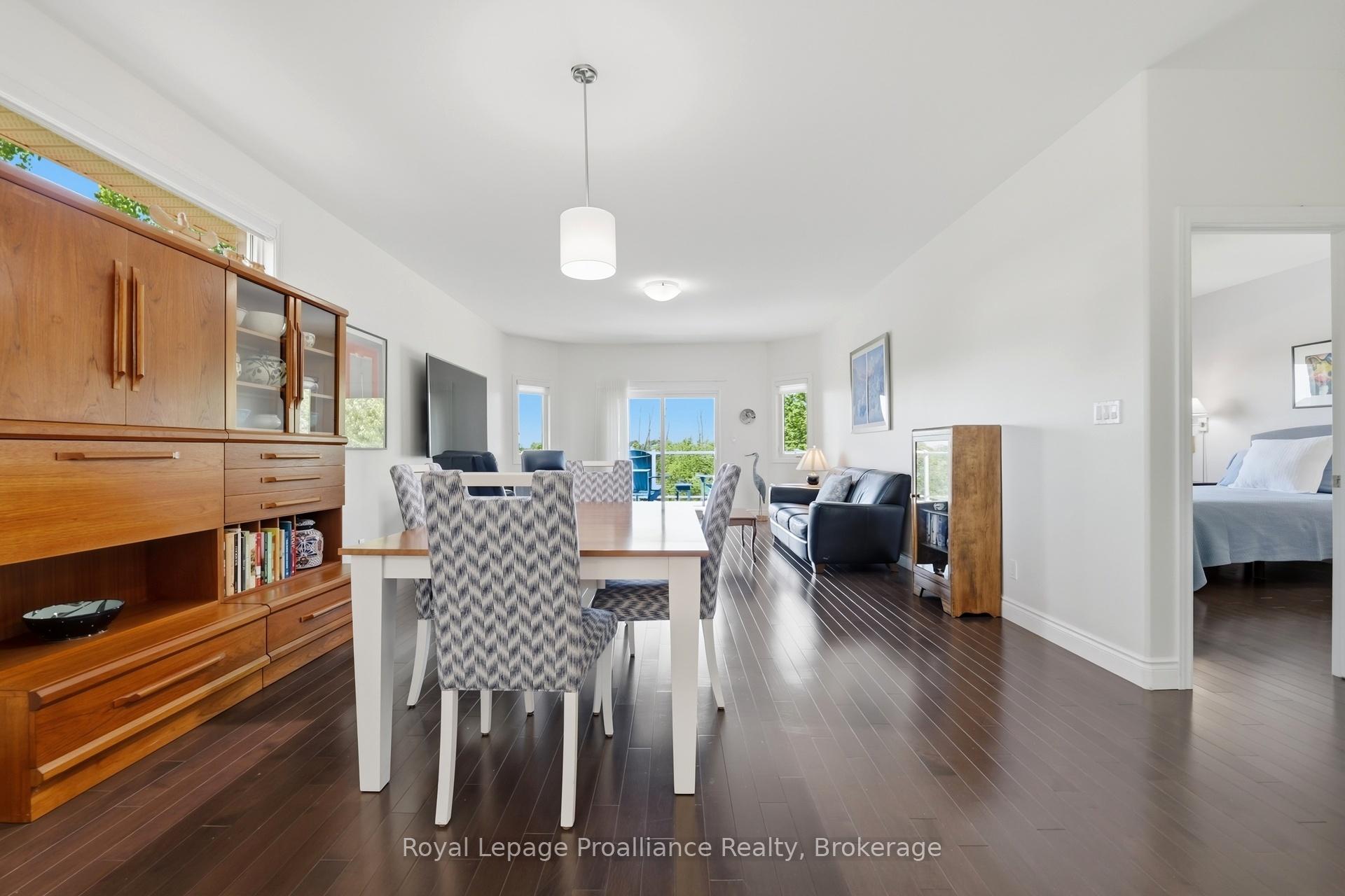 17 Hanover Court, Belleville — photo 4 of 5