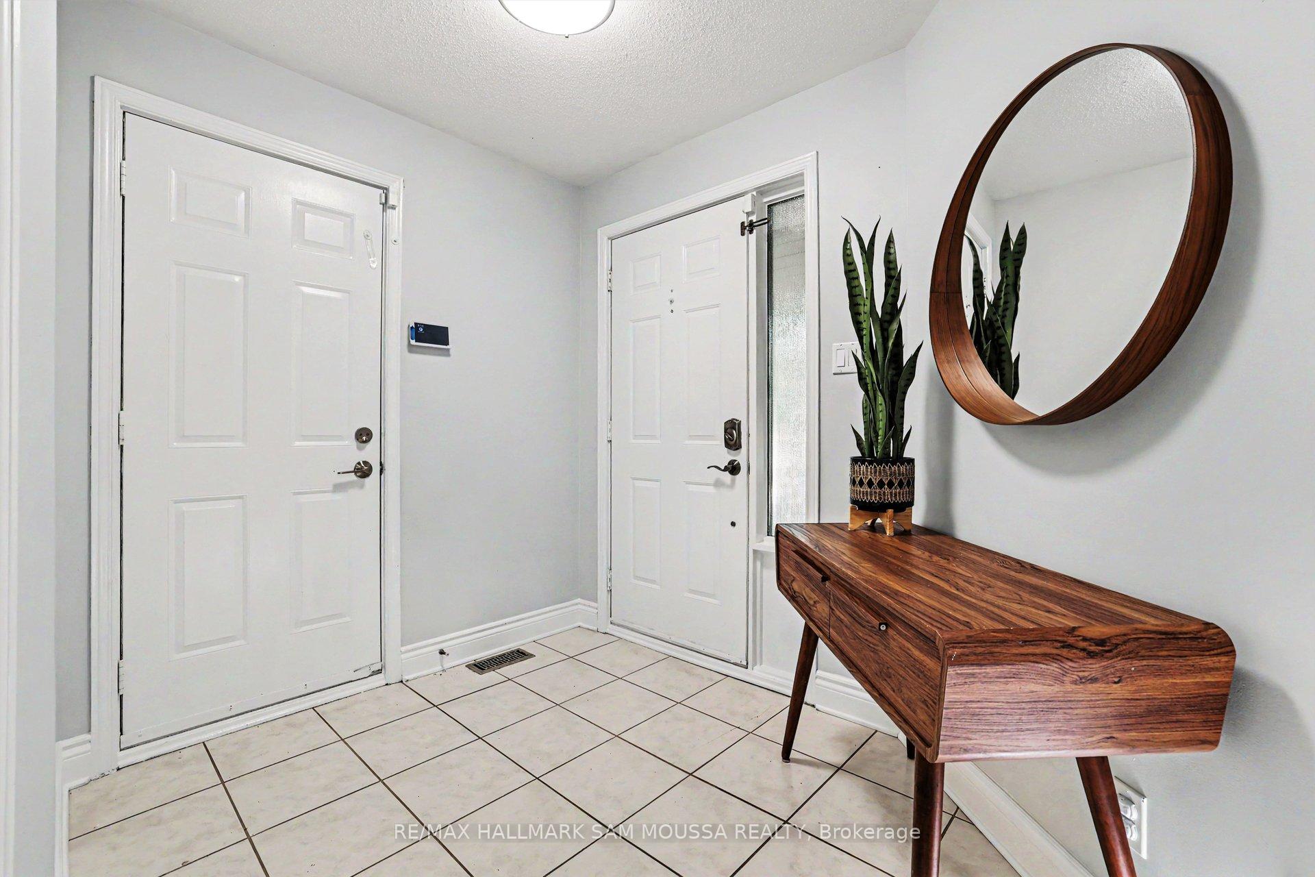 73 Malhotra Court, Hunt Club - Windsor Park Village and Area — photo 4 of 5