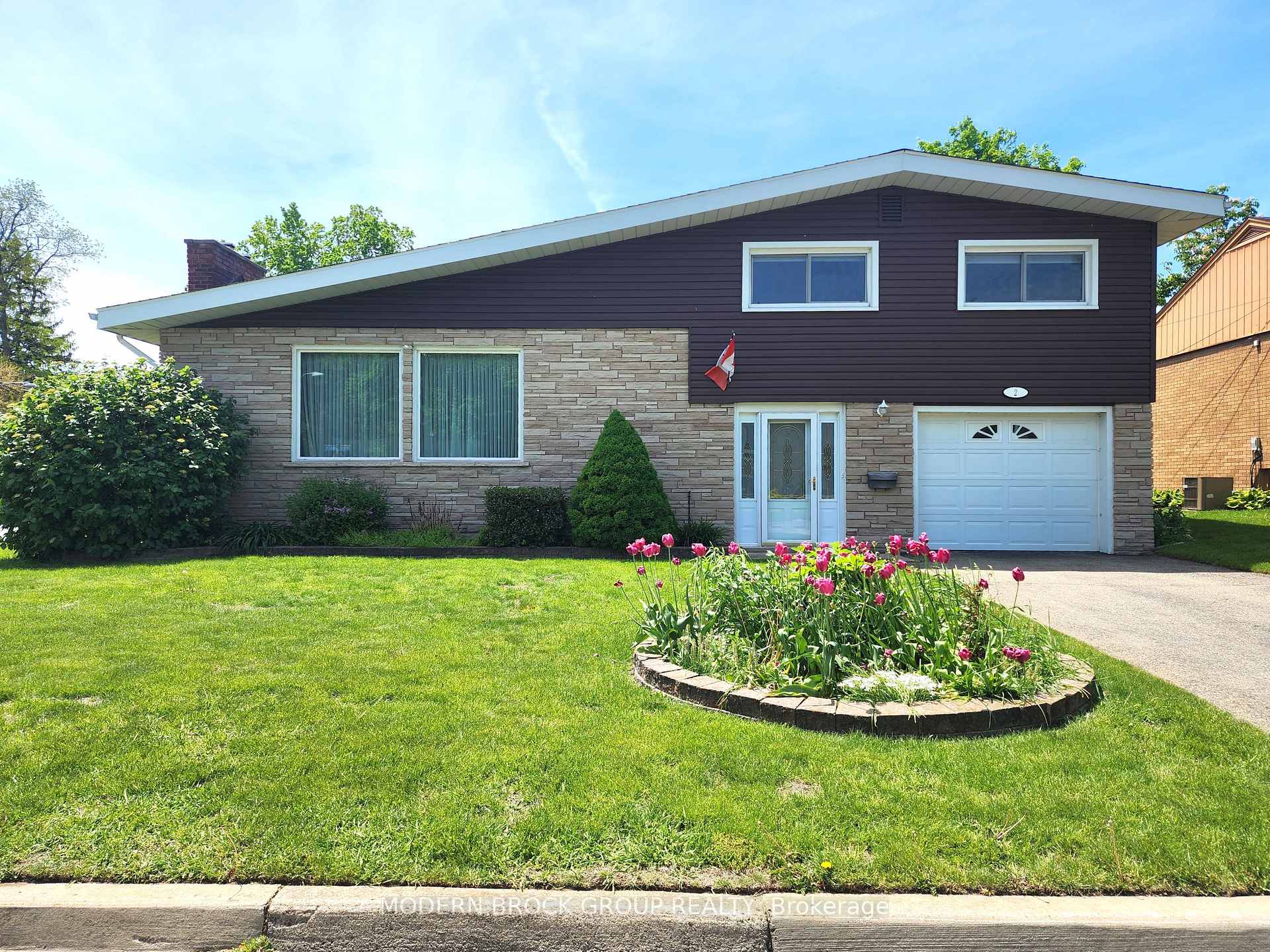2 Woodlawn Place, Brockville, ON K6V 2Z2 — Brockville, Ontario