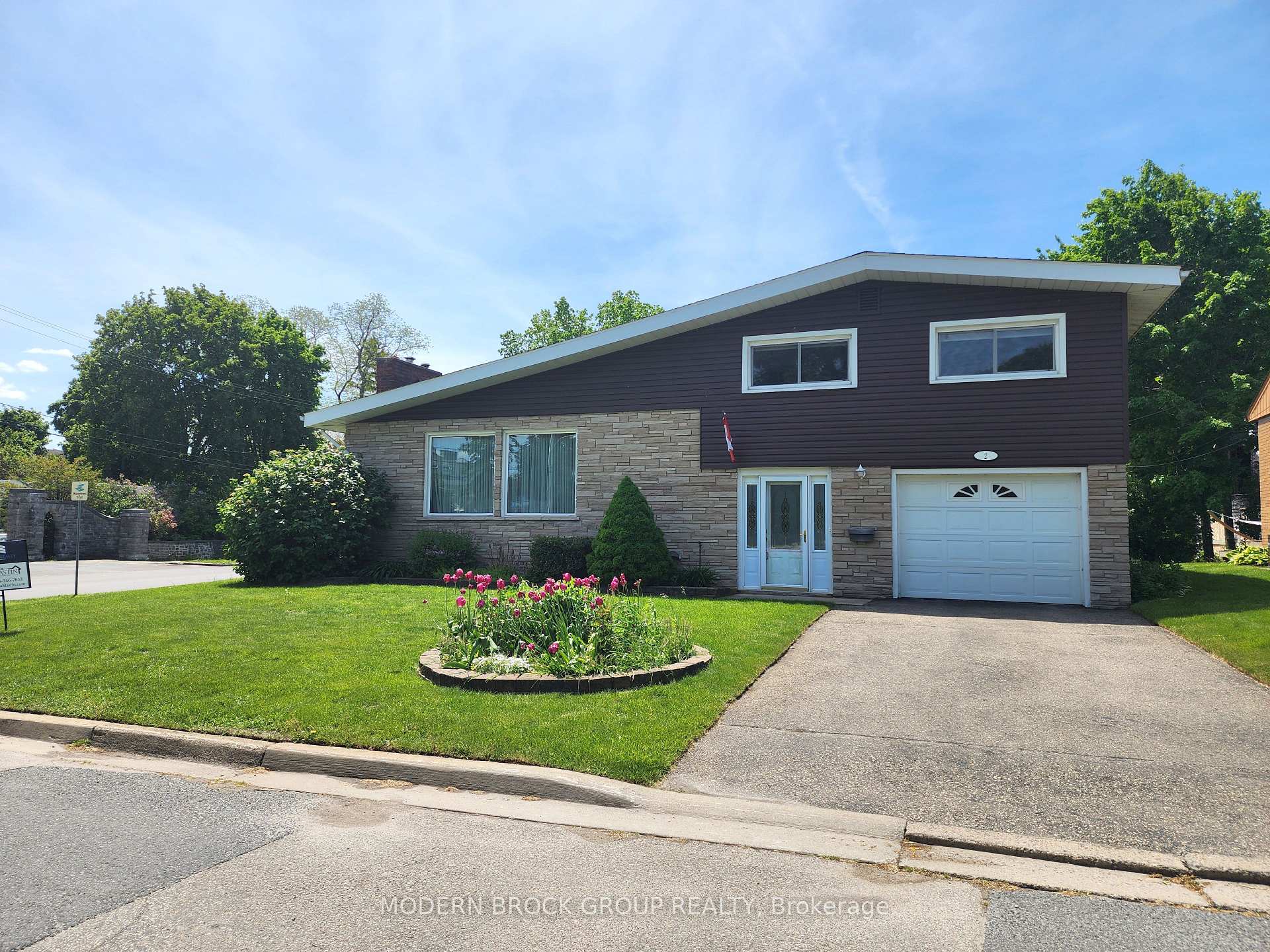 2 Woodlawn Place, Brockville — photo 2 of 5