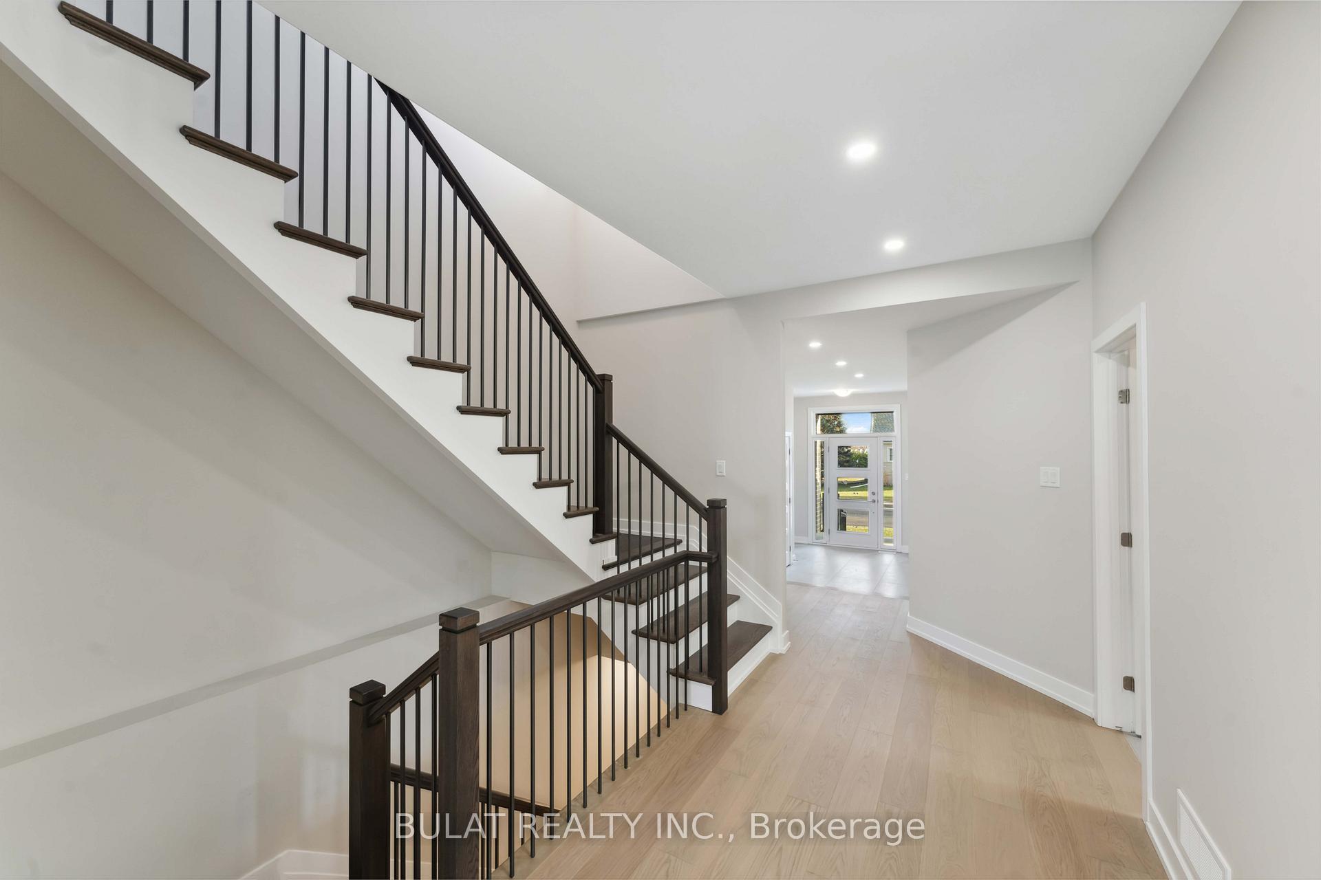 1357 Kitchener Avenue, Hunt Club - South Keys and Area — photo 3 of 5