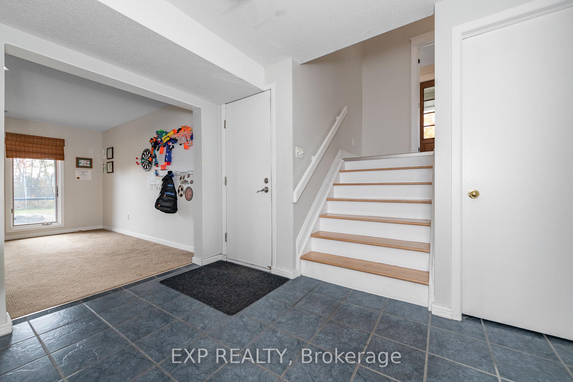 1238 Barnwell Crescent, Orleans - Cumberland and Area — photo 4 of 5
