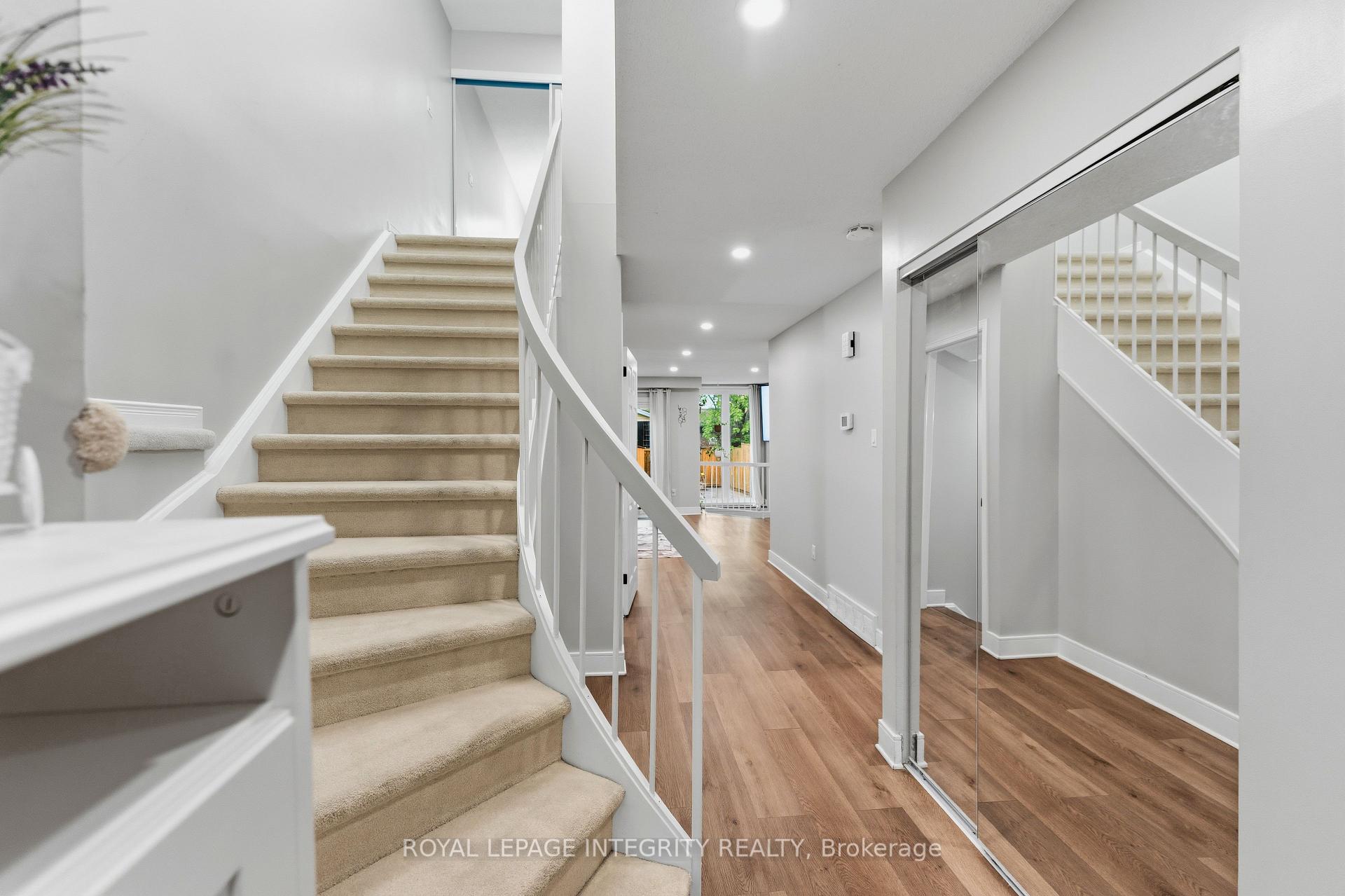 89 BURLINGTON Crescent, Hunt Club - South Keys and Area — photo 3 of 5