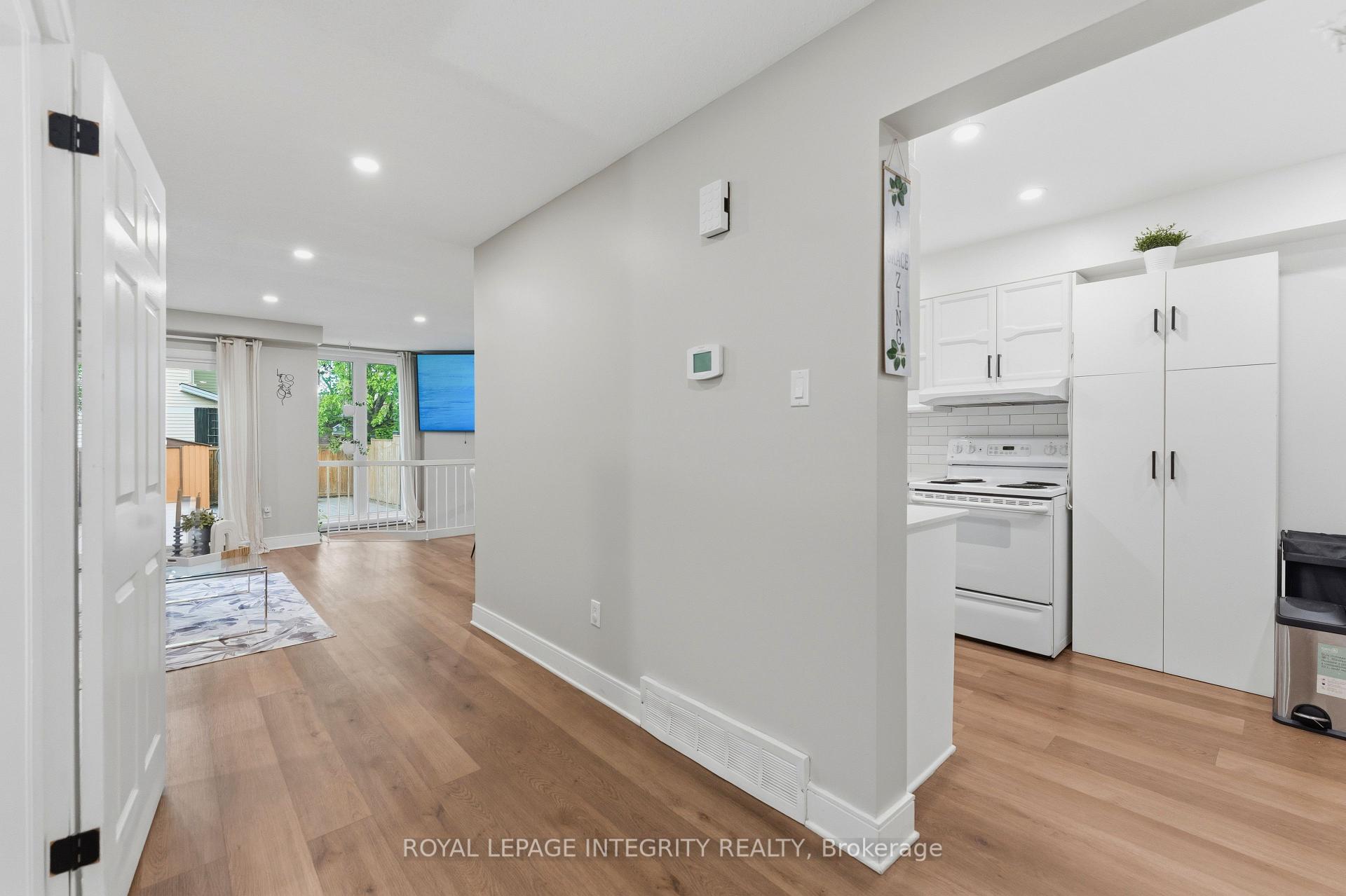 89 BURLINGTON Crescent, Hunt Club - South Keys and Area — photo 4 of 5
