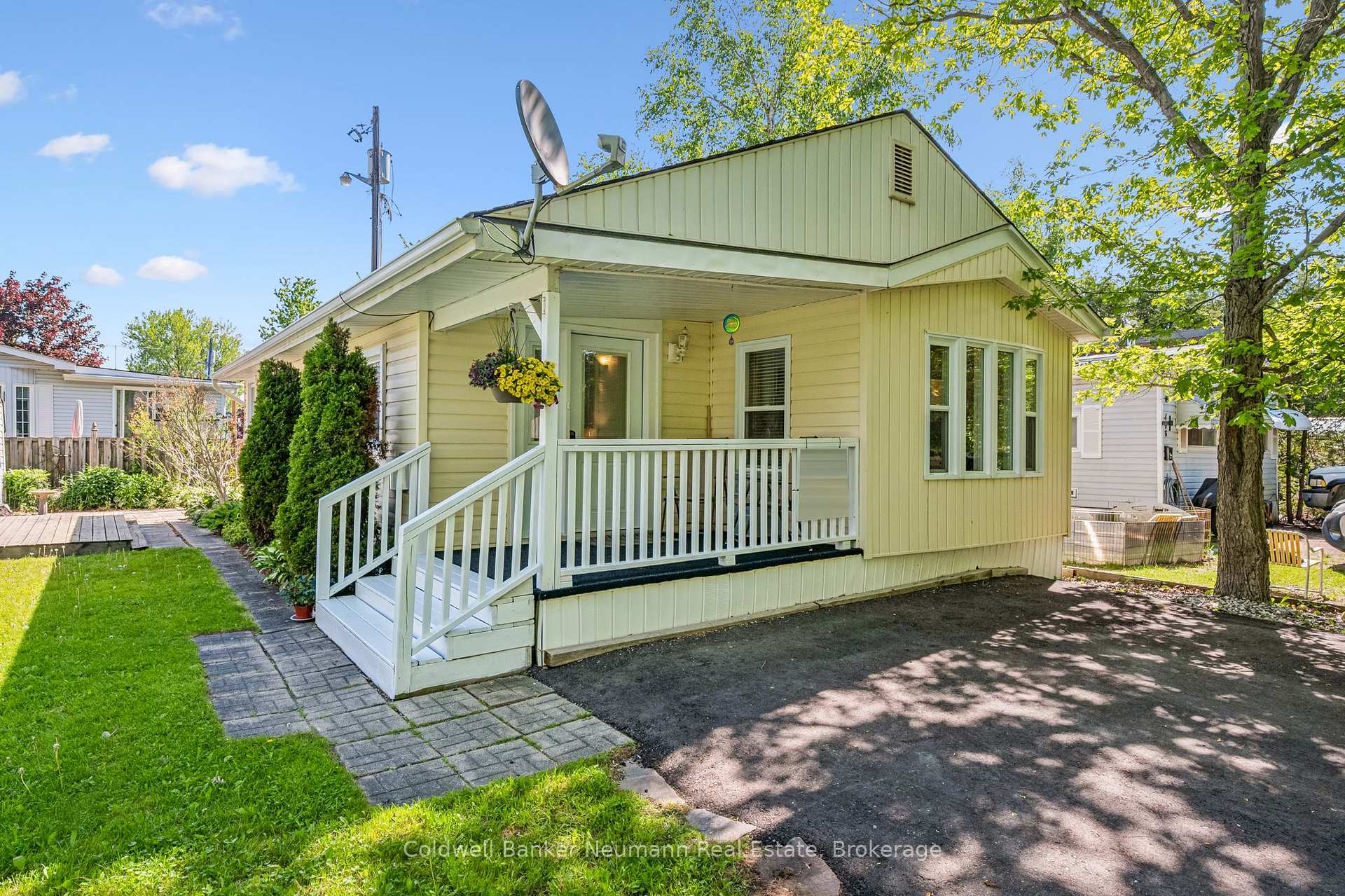 407 Teak Trail, Centre Wellington — photo 2 of 5