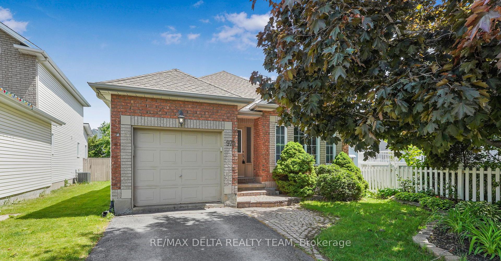 979 COMO Crescent, Orleans - Cumberland and Area, ON K4A 3Z6 — Orleans - Cumberland and Area, Ontario