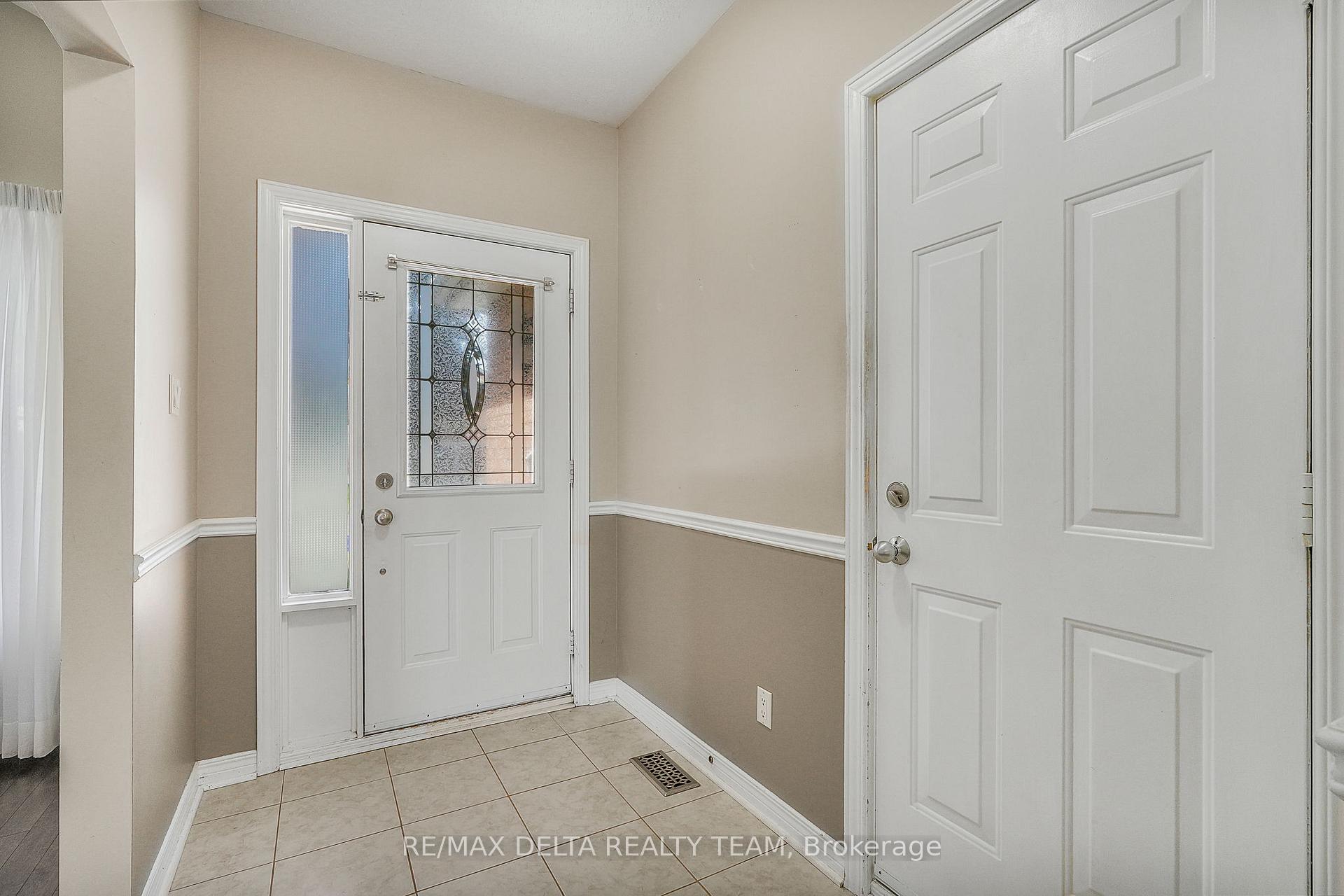 979 COMO Crescent, Orleans - Cumberland and Area — photo 3 of 5