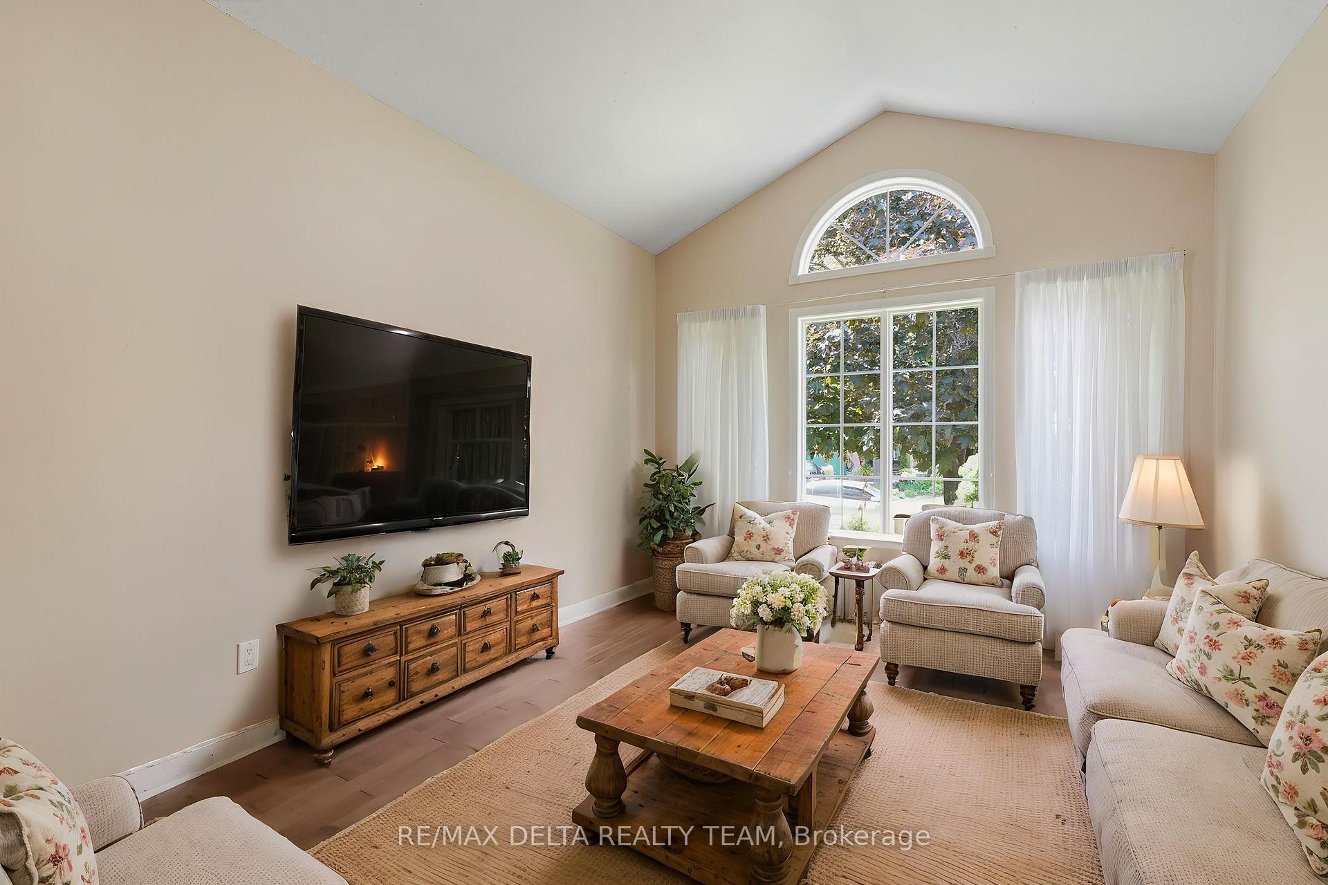 979 COMO Crescent, Orleans - Cumberland and Area — photo 4 of 5