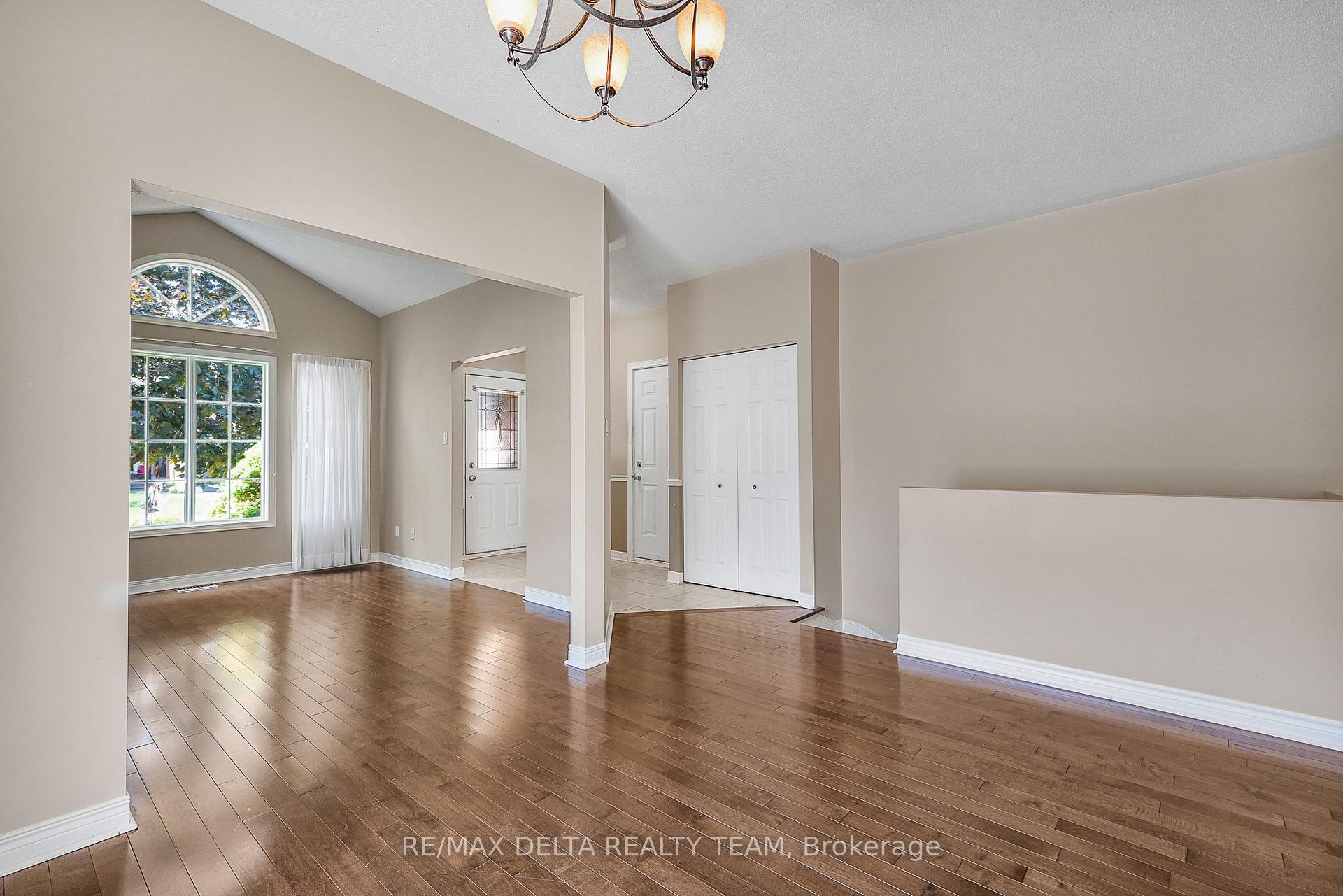 979 COMO Crescent, Orleans - Cumberland and Area — photo 5 of 5