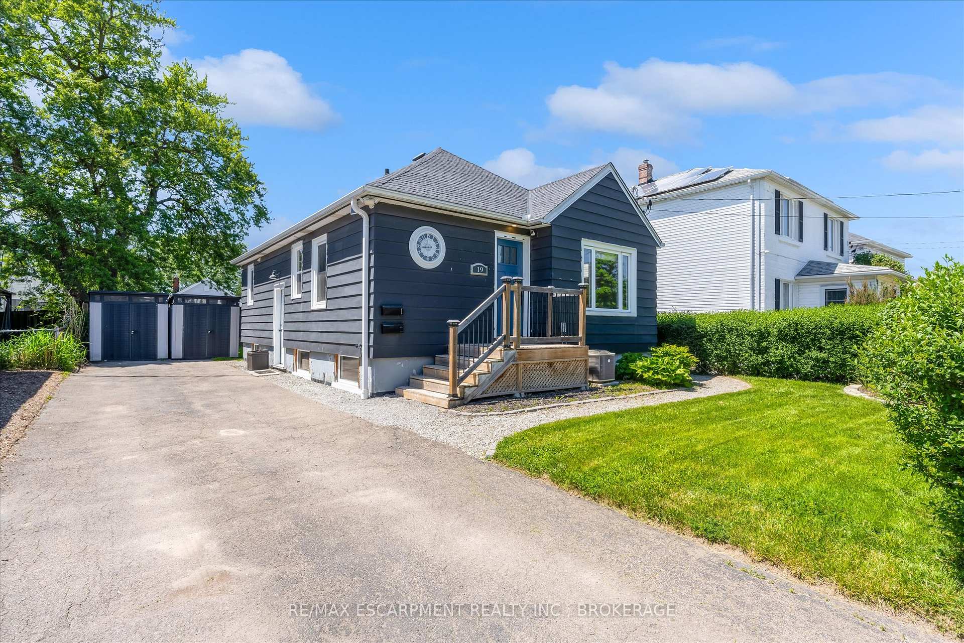 19 Lyons Avenue, Welland — photo 2 of 5