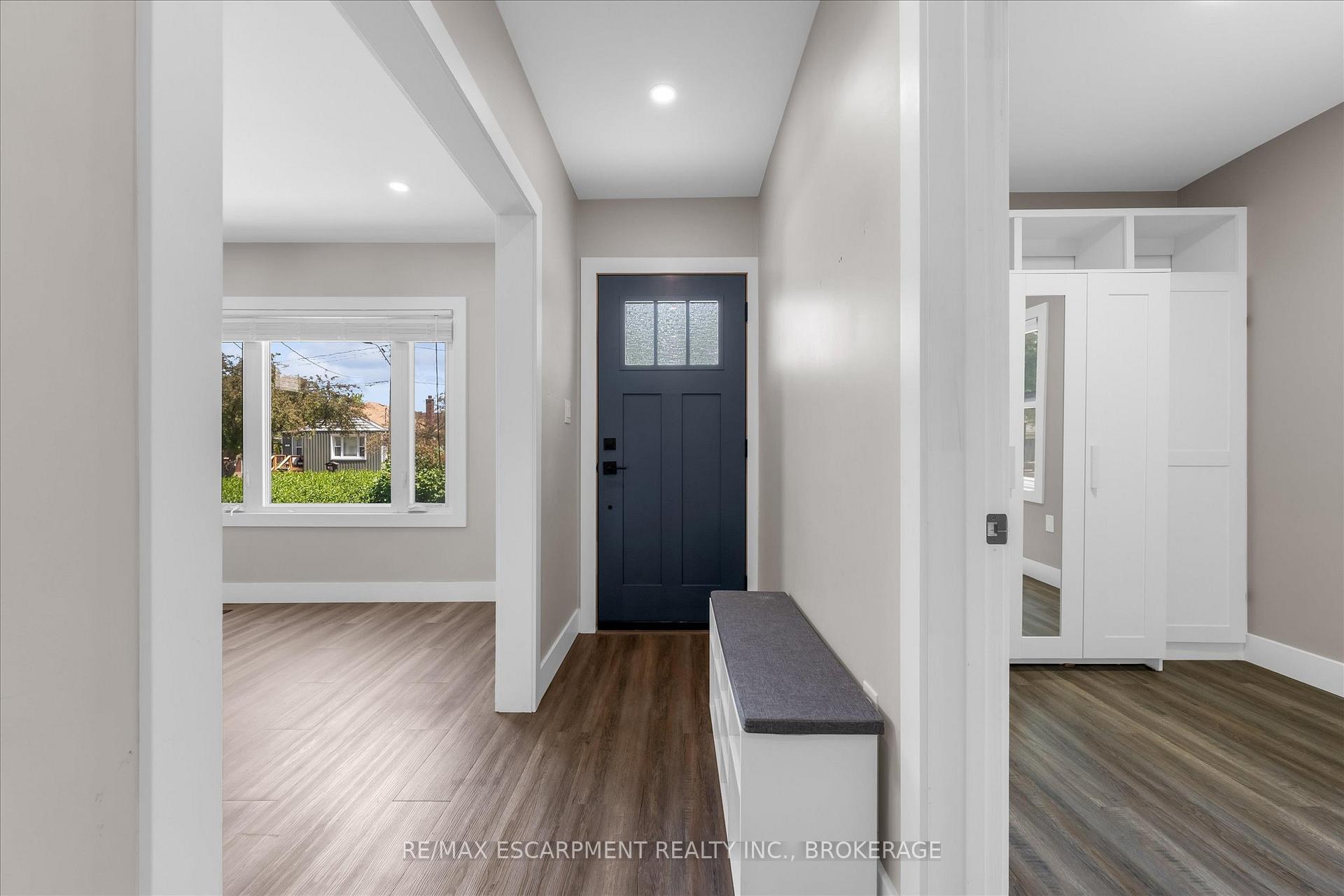 19 Lyons Avenue, Welland — photo 3 of 5