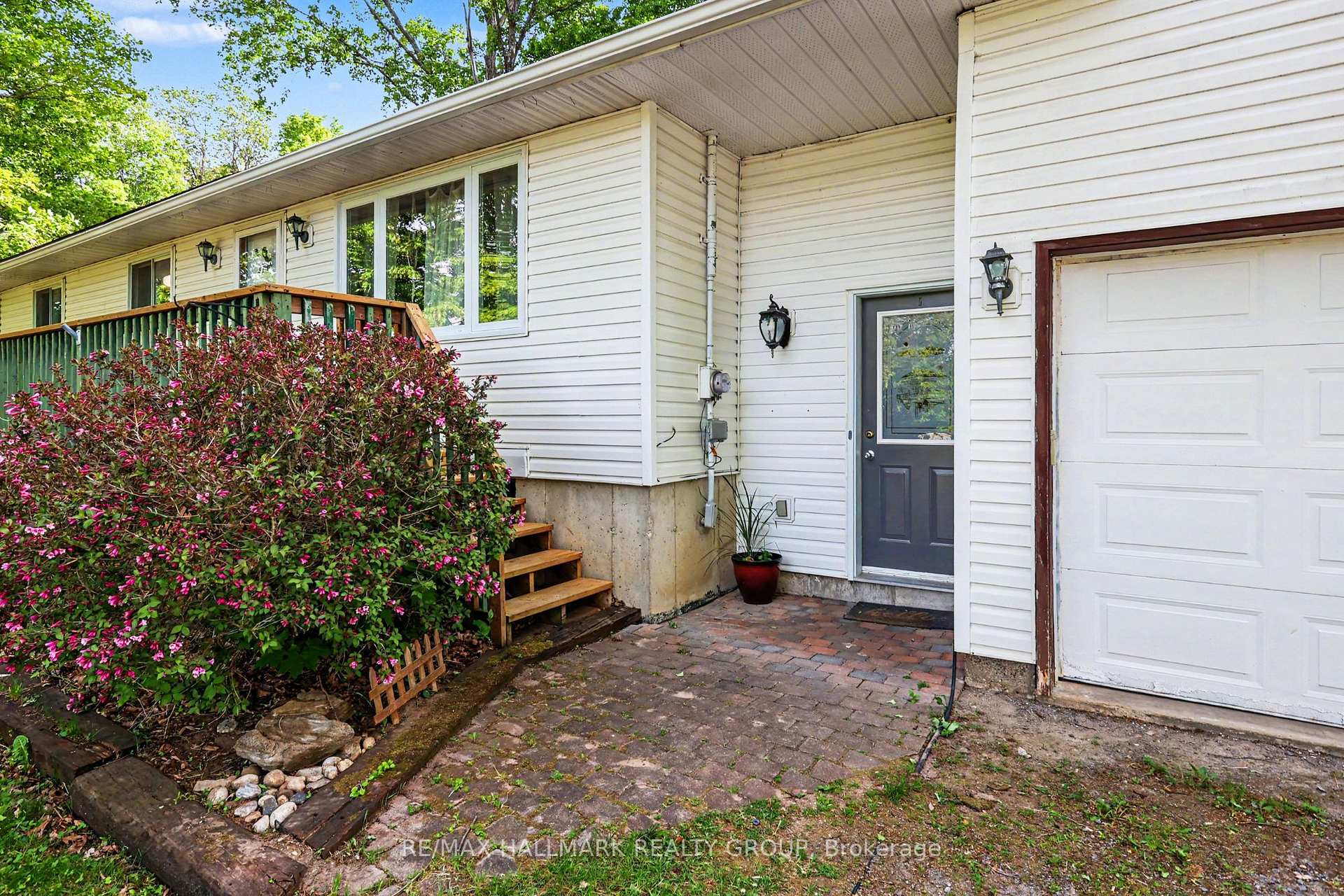 471 CAMPBELL Drive, McNab/Braeside — photo 2 of 5