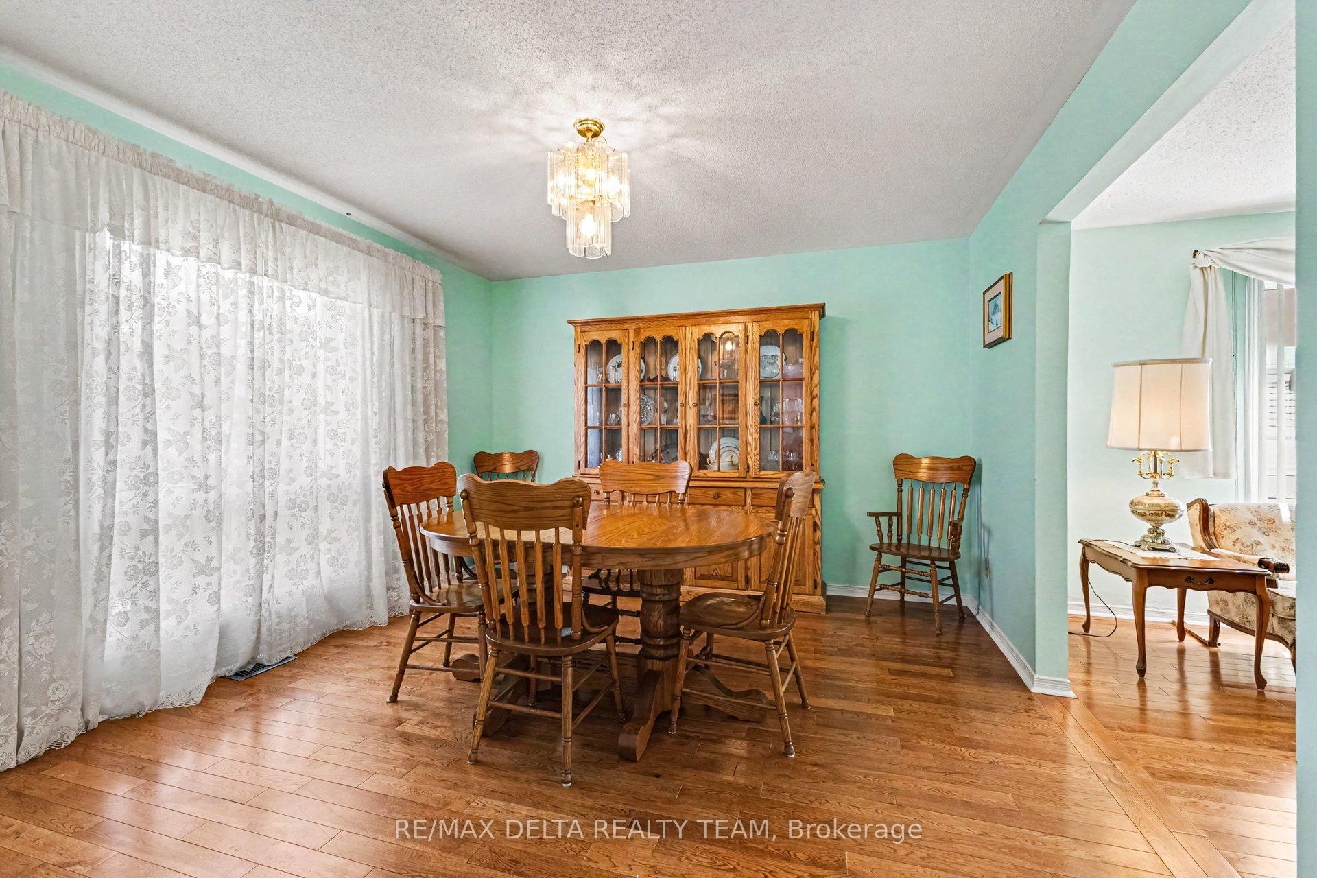 27 Bramblegrove Crescent, Hunt Club - South Keys and Area — photo 3 of 5