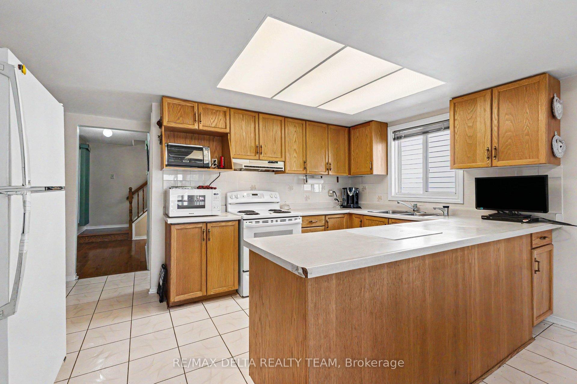 27 Bramblegrove Crescent, Hunt Club - South Keys and Area — photo 4 of 5