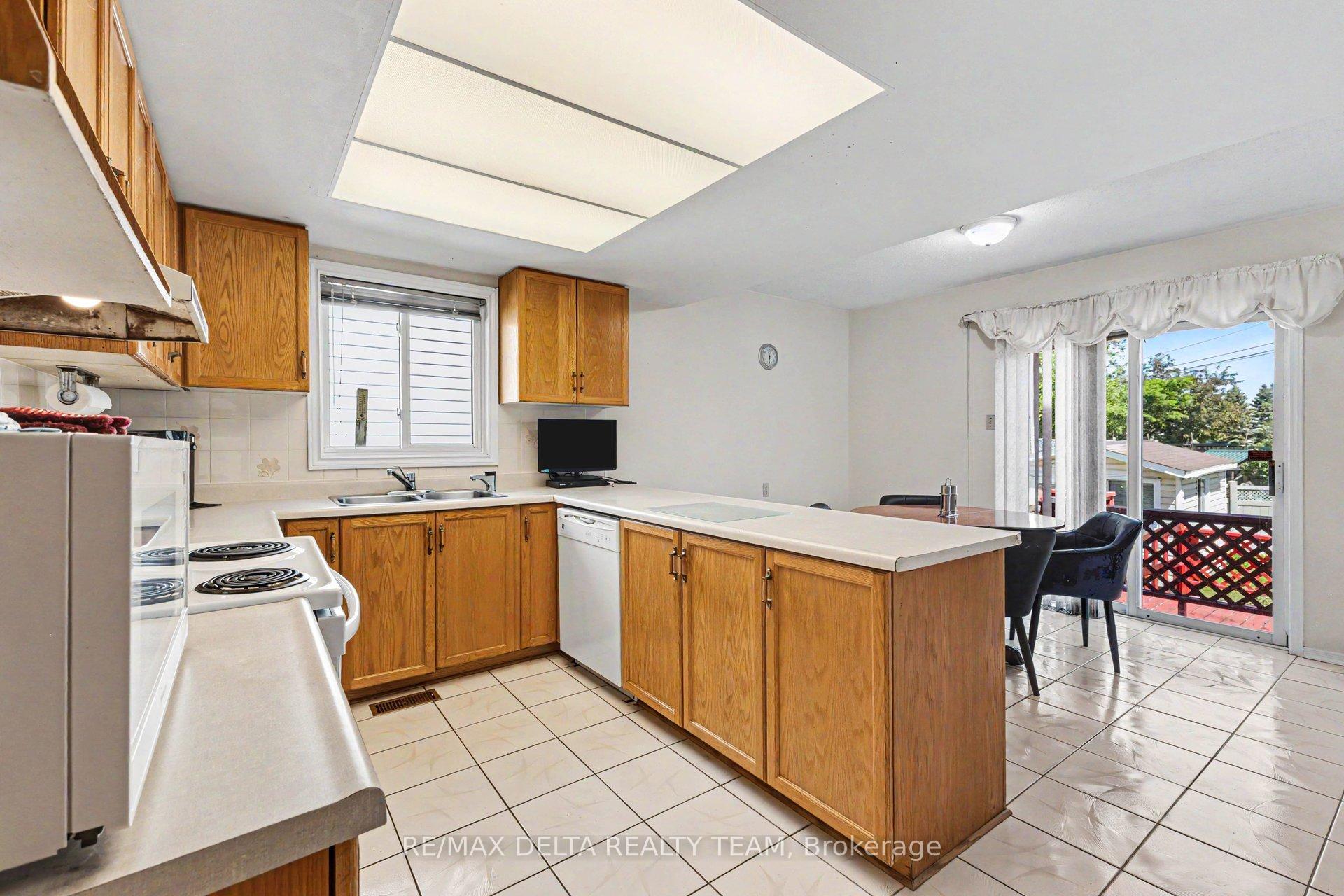 27 Bramblegrove Crescent, Hunt Club - South Keys and Area — photo 5 of 5
