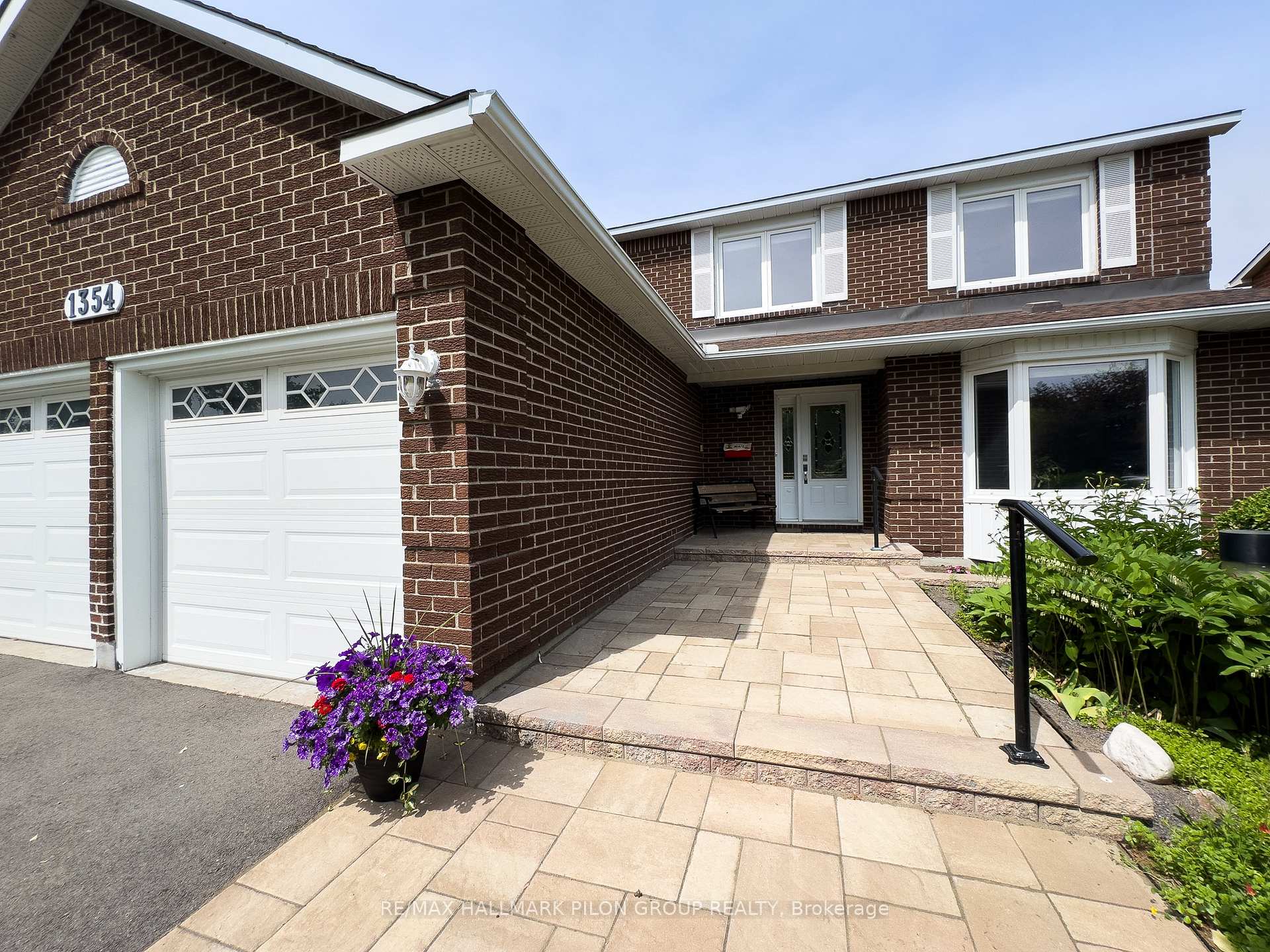 1354 Mountainside Crescent, Orleans - Cumberland and Area — photo 2 of 5