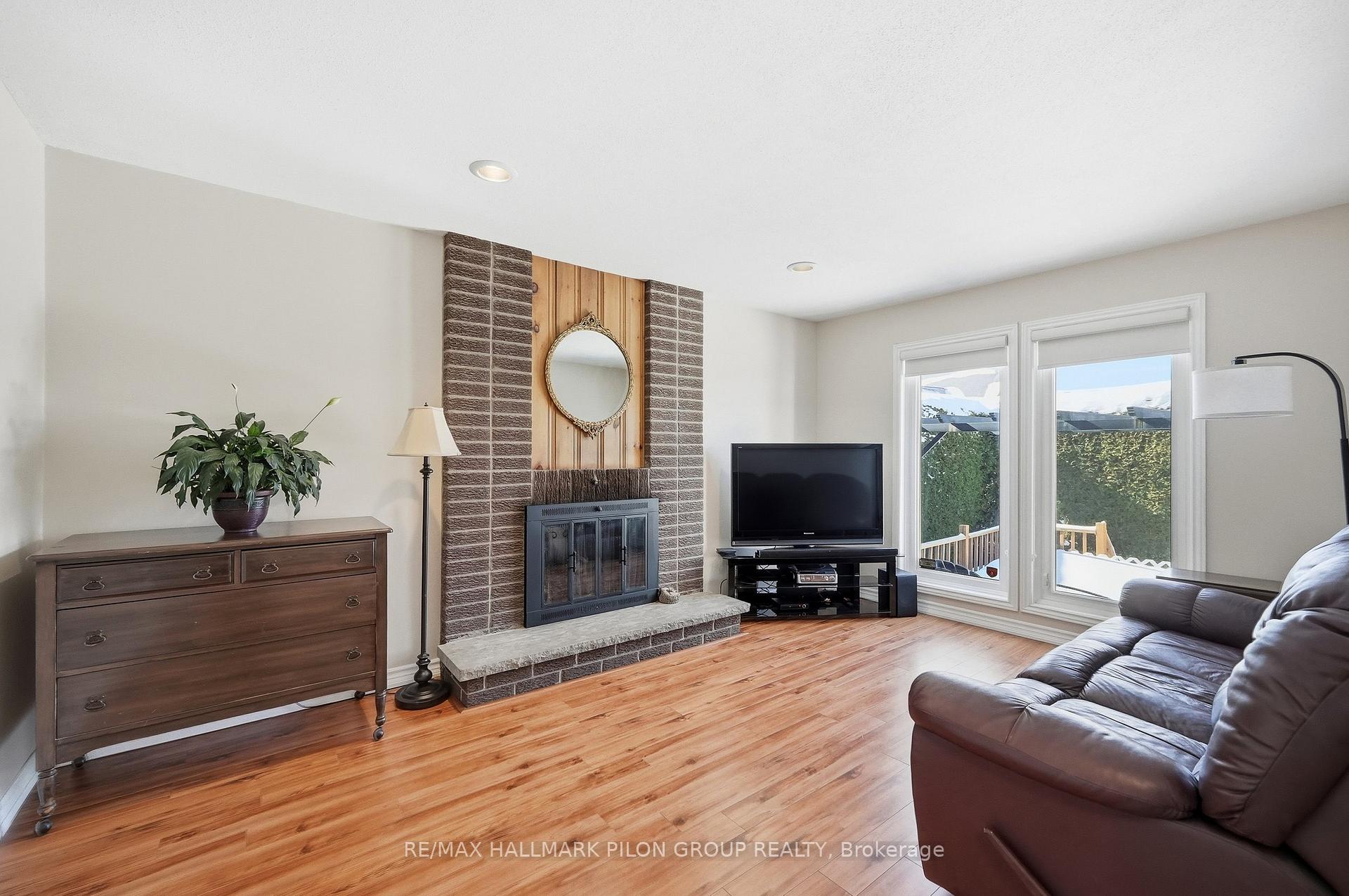 1354 Mountainside Crescent, Orleans - Cumberland and Area — photo 3 of 5
