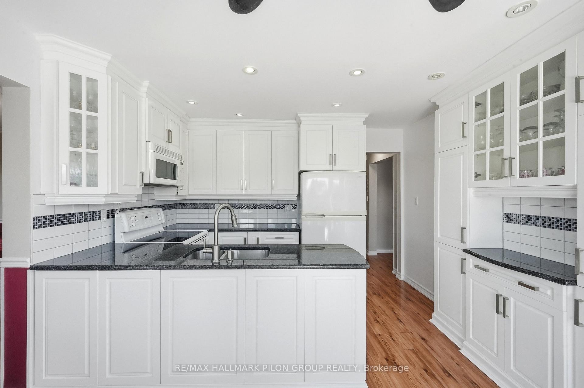 1354 Mountainside Crescent, Orleans - Cumberland and Area — photo 4 of 5