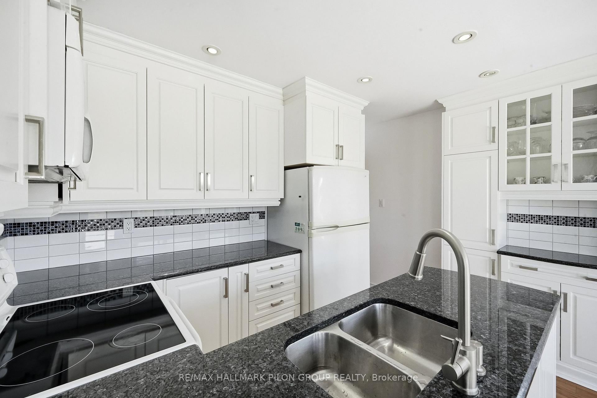 1354 Mountainside Crescent, Orleans - Cumberland and Area — photo 5 of 5