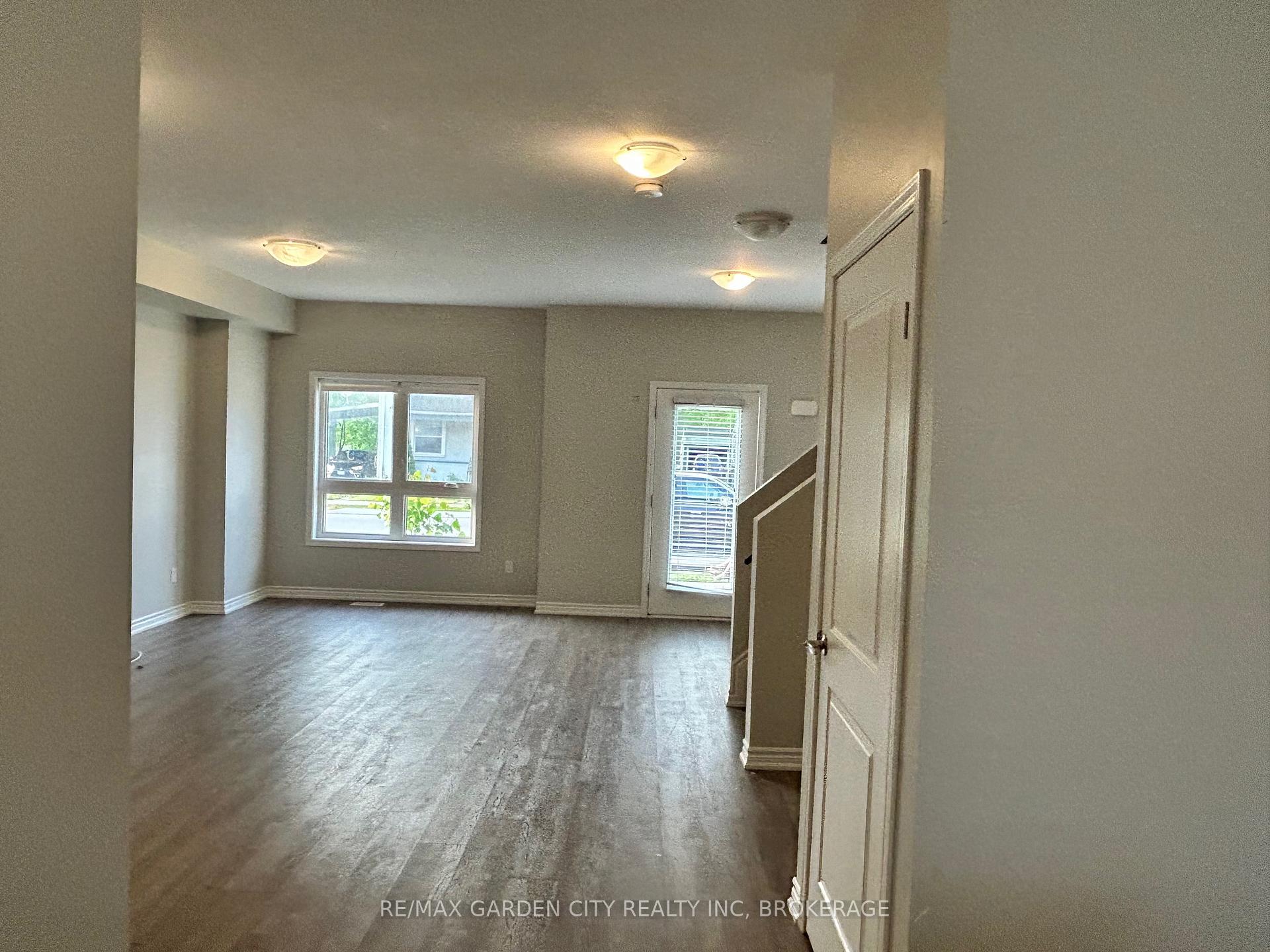 182 BROADWAY Lane 8, Welland — photo 2 of 5