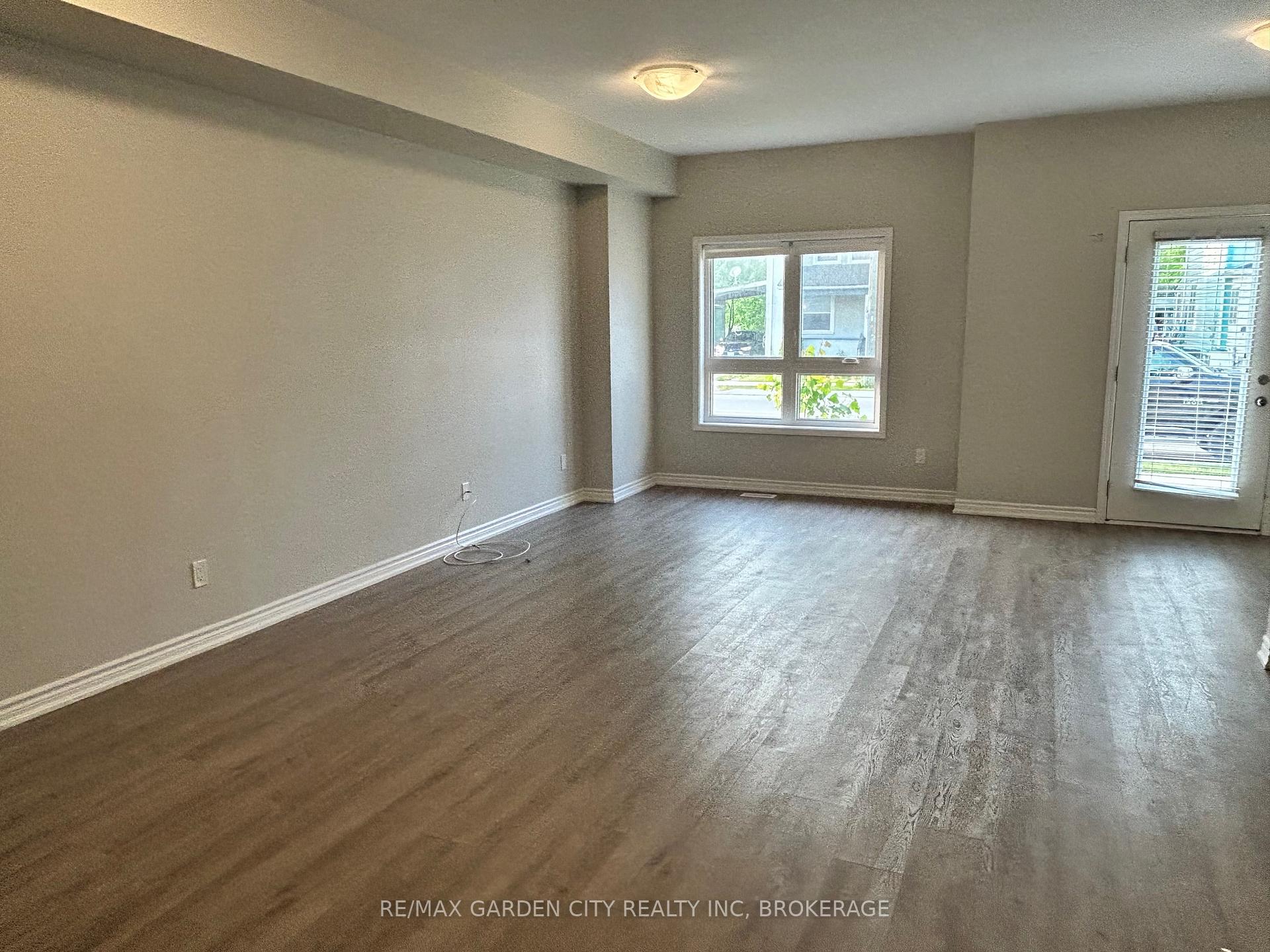 182 BROADWAY Lane 8, Welland — photo 3 of 5