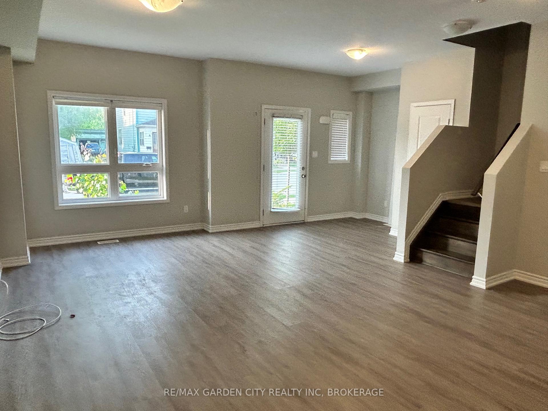 182 BROADWAY Lane 8, Welland — photo 4 of 5