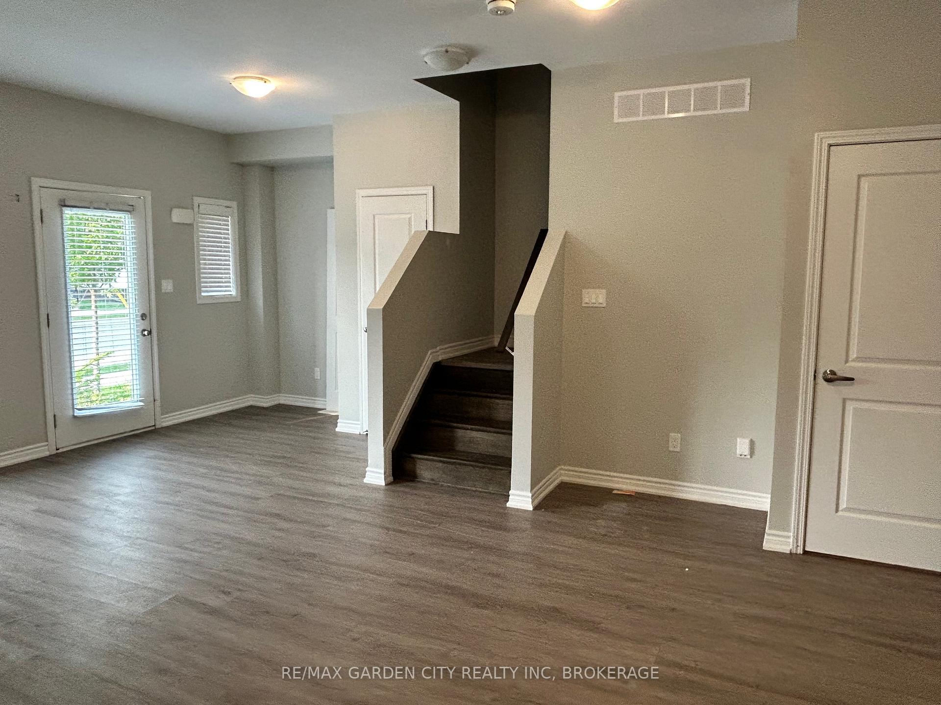 182 BROADWAY Lane 8, Welland — photo 5 of 5