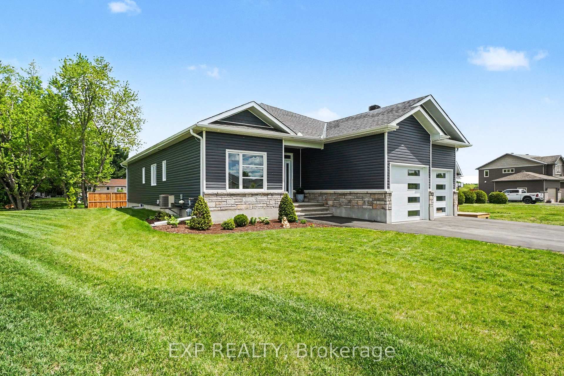 200 Nellie Street, Clarence-Rockland — photo 2 of 5