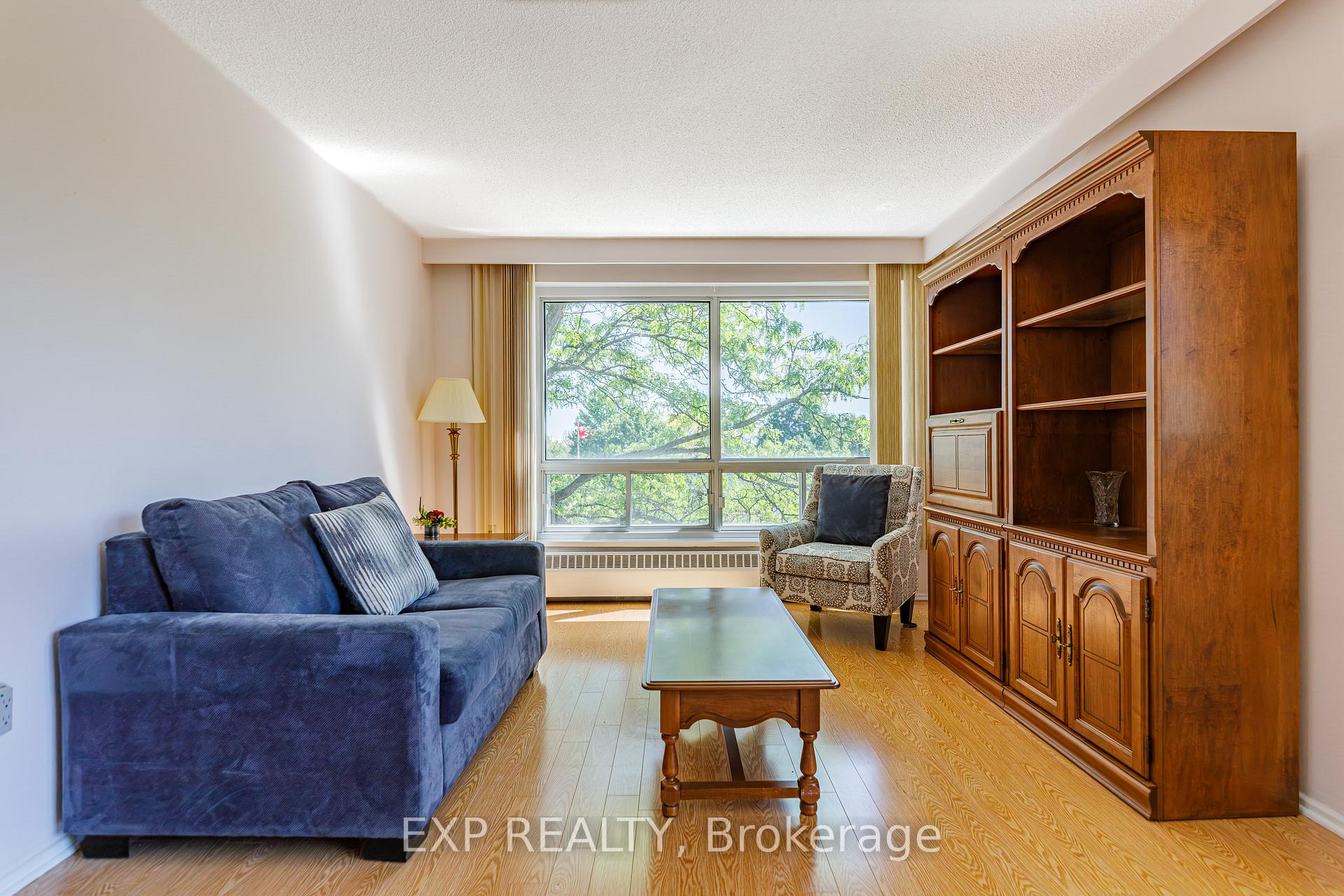 915 Elmsmere Road 203, Beacon Hill North - South and Area — photo 2 of 5