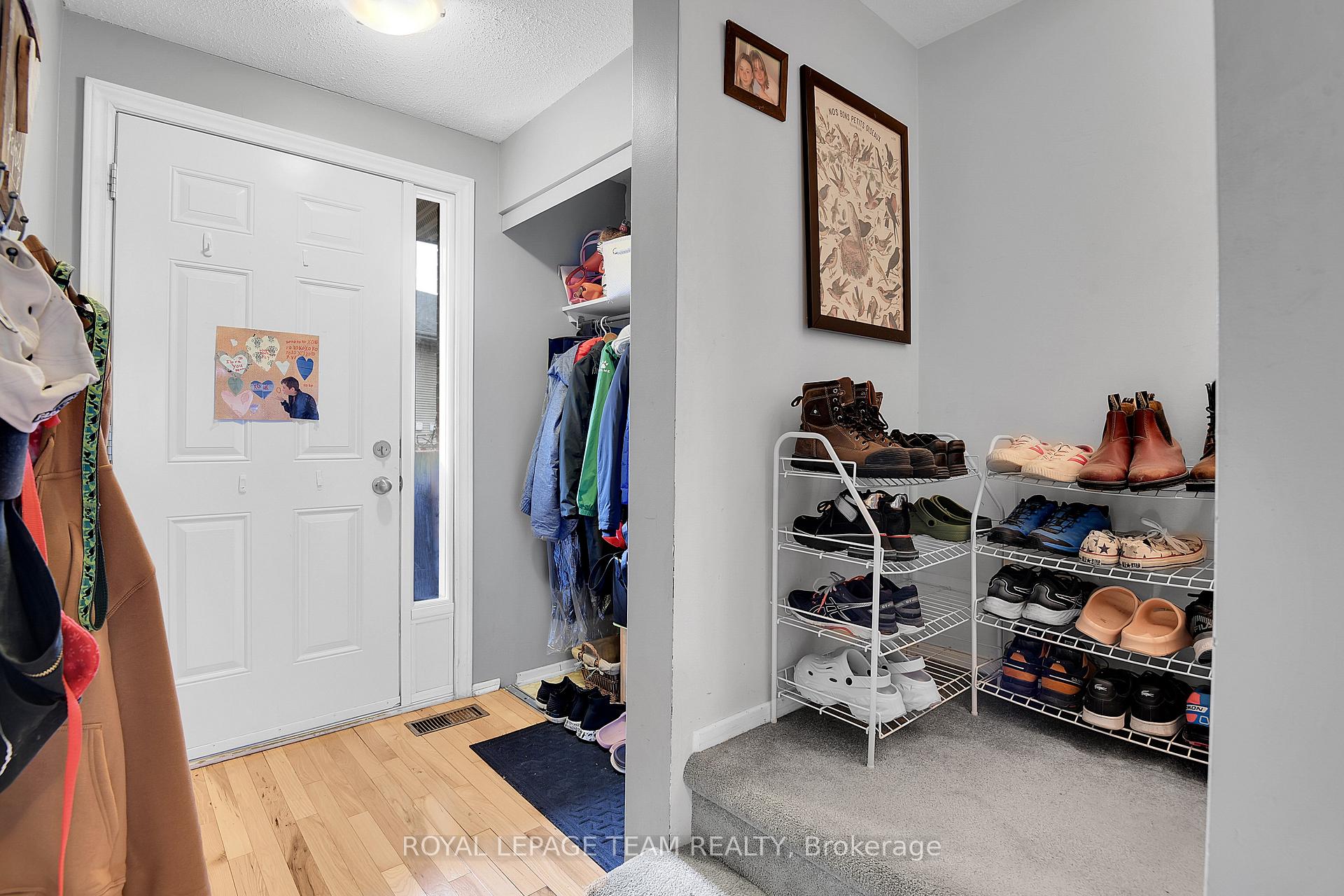 902 Elmsmere Road B, Beacon Hill North - South and Area — photo 2 of 5