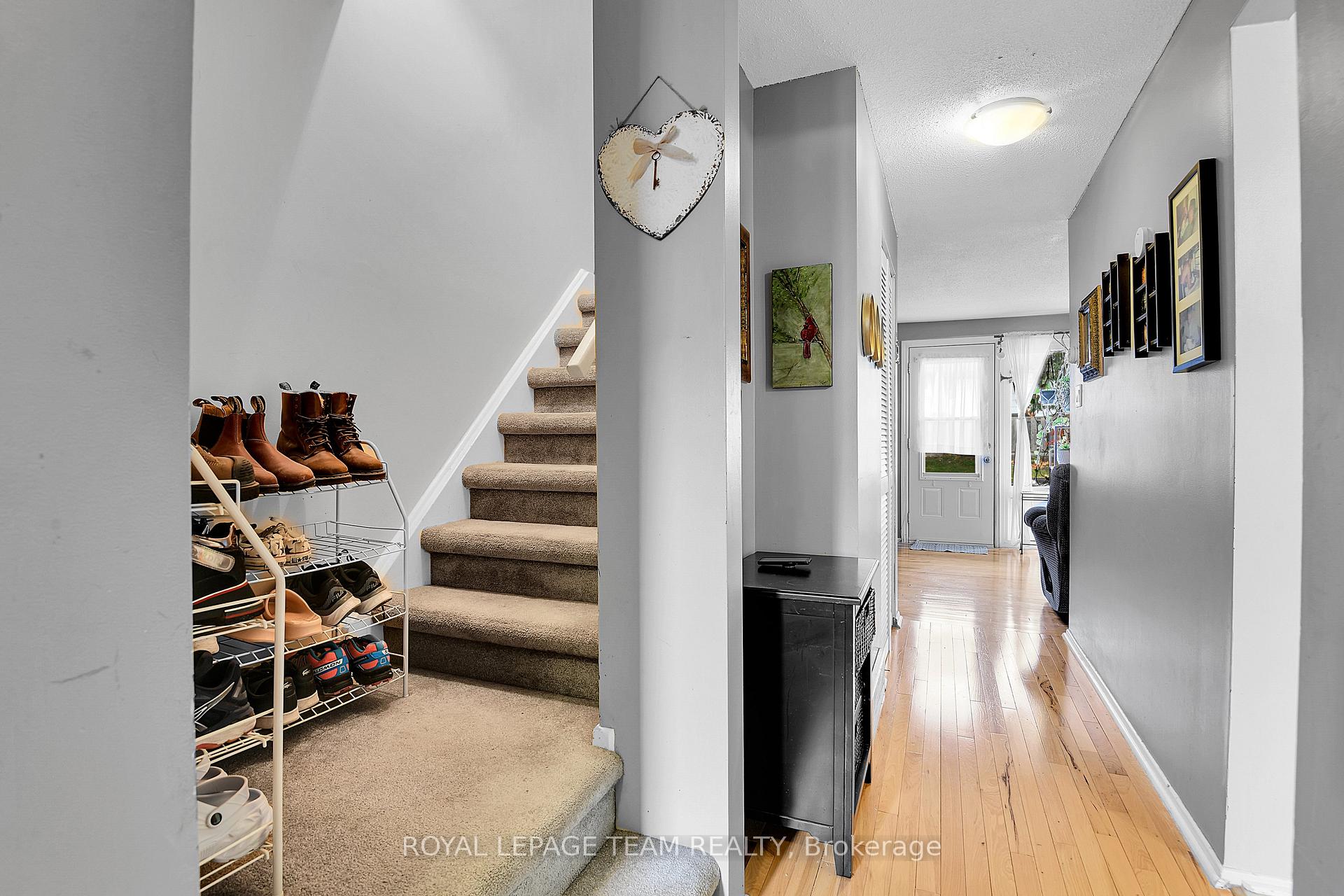 902 Elmsmere Road B, Beacon Hill North - South and Area — photo 3 of 5