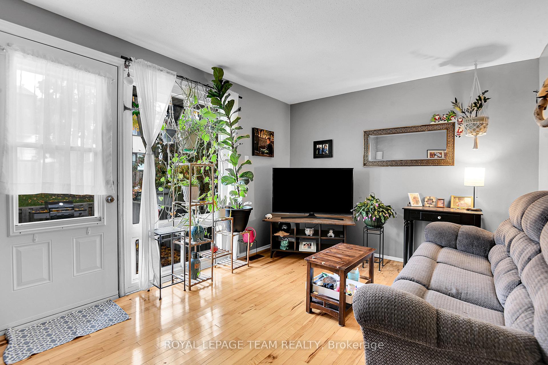 902 Elmsmere Road B, Beacon Hill North - South and Area — photo 4 of 5