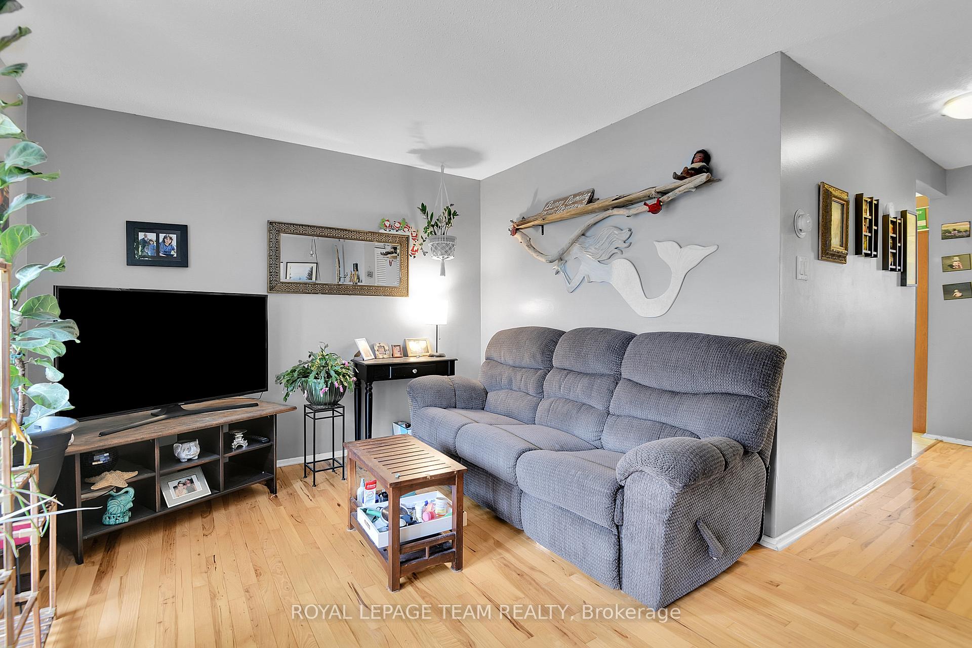 902 Elmsmere Road B, Beacon Hill North - South and Area — photo 5 of 5