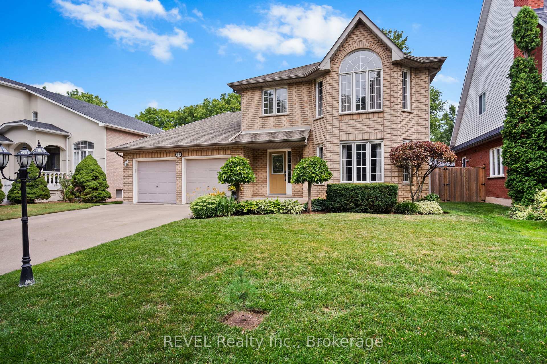 98 Debora Drive, Grimsby — photo 2 of 5