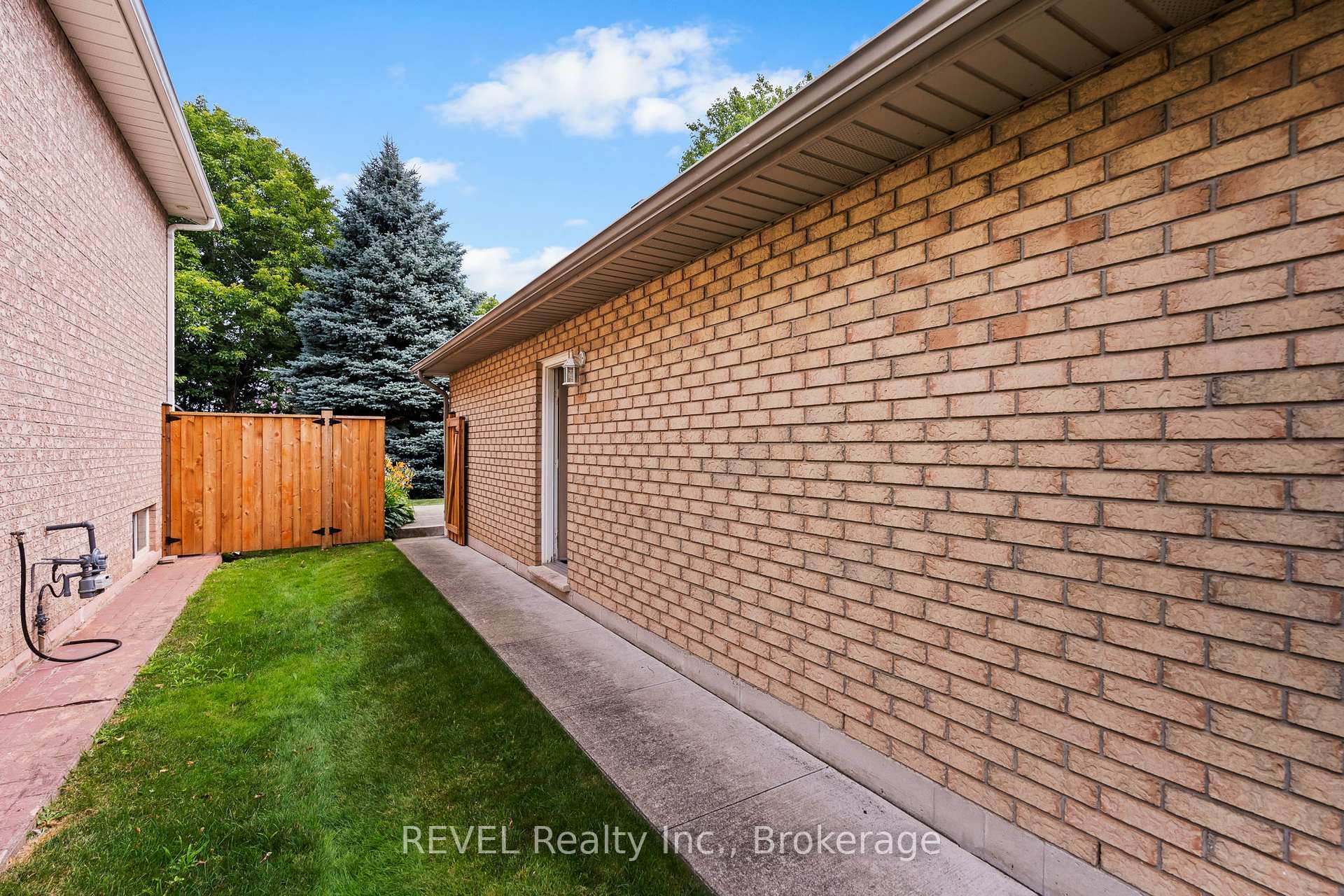 98 Debora Drive, Grimsby — photo 4 of 5