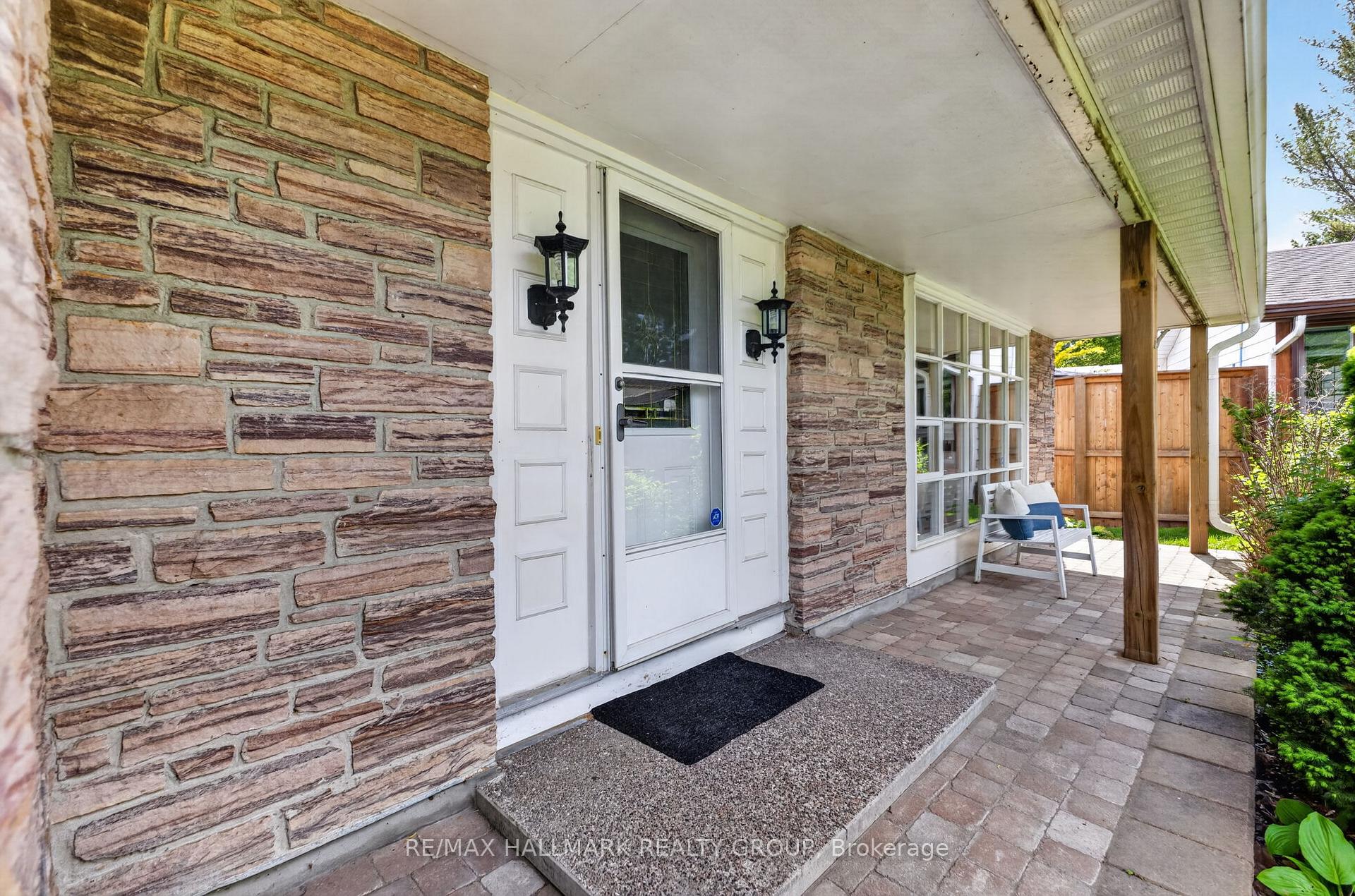 2067 Woodglen Crescent, Beacon Hill North - South and Area — photo 2 of 5