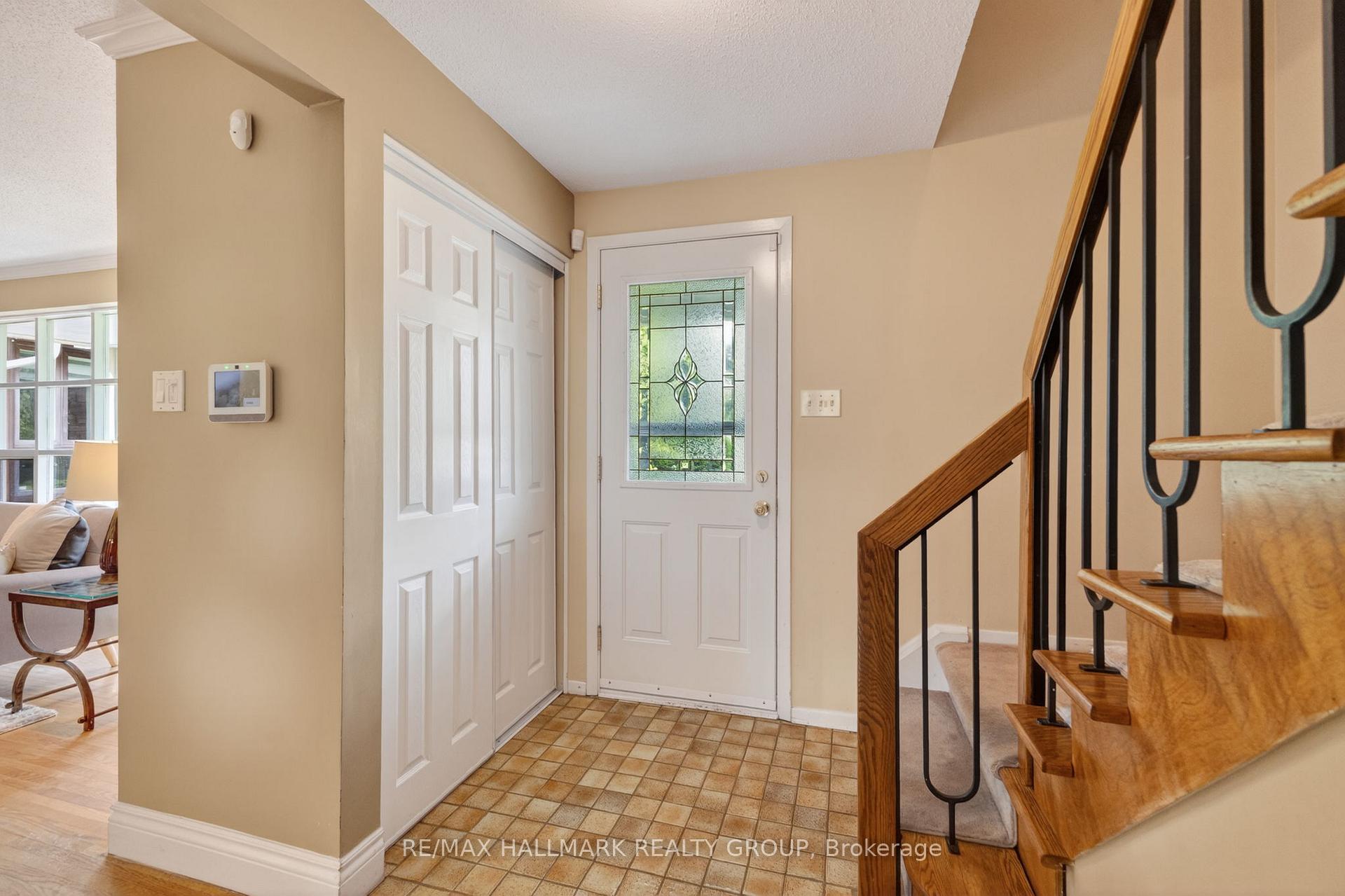 2067 Woodglen Crescent, Beacon Hill North - South and Area — photo 3 of 5